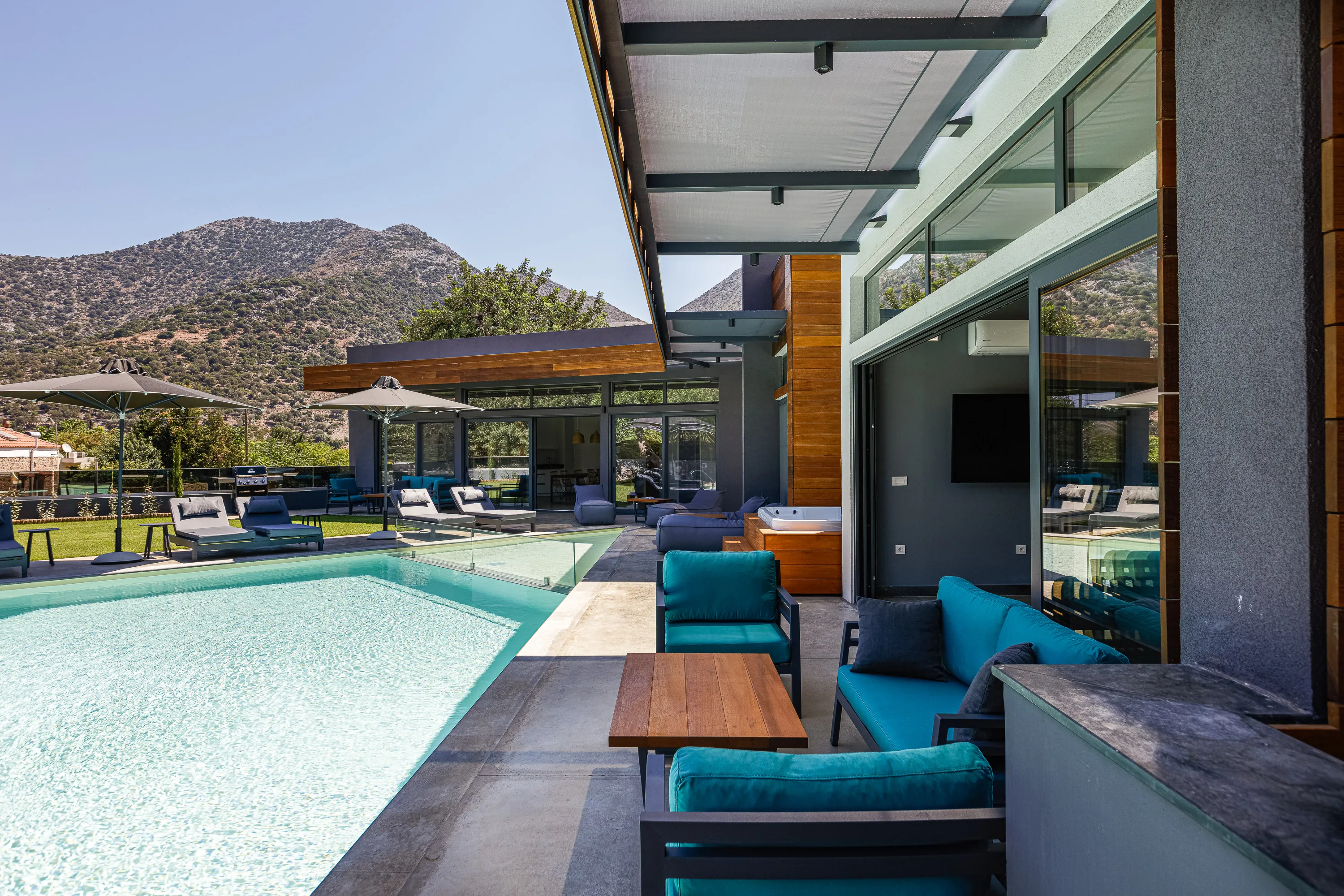 The 550 m2 outdoor area offers several lounging spots.