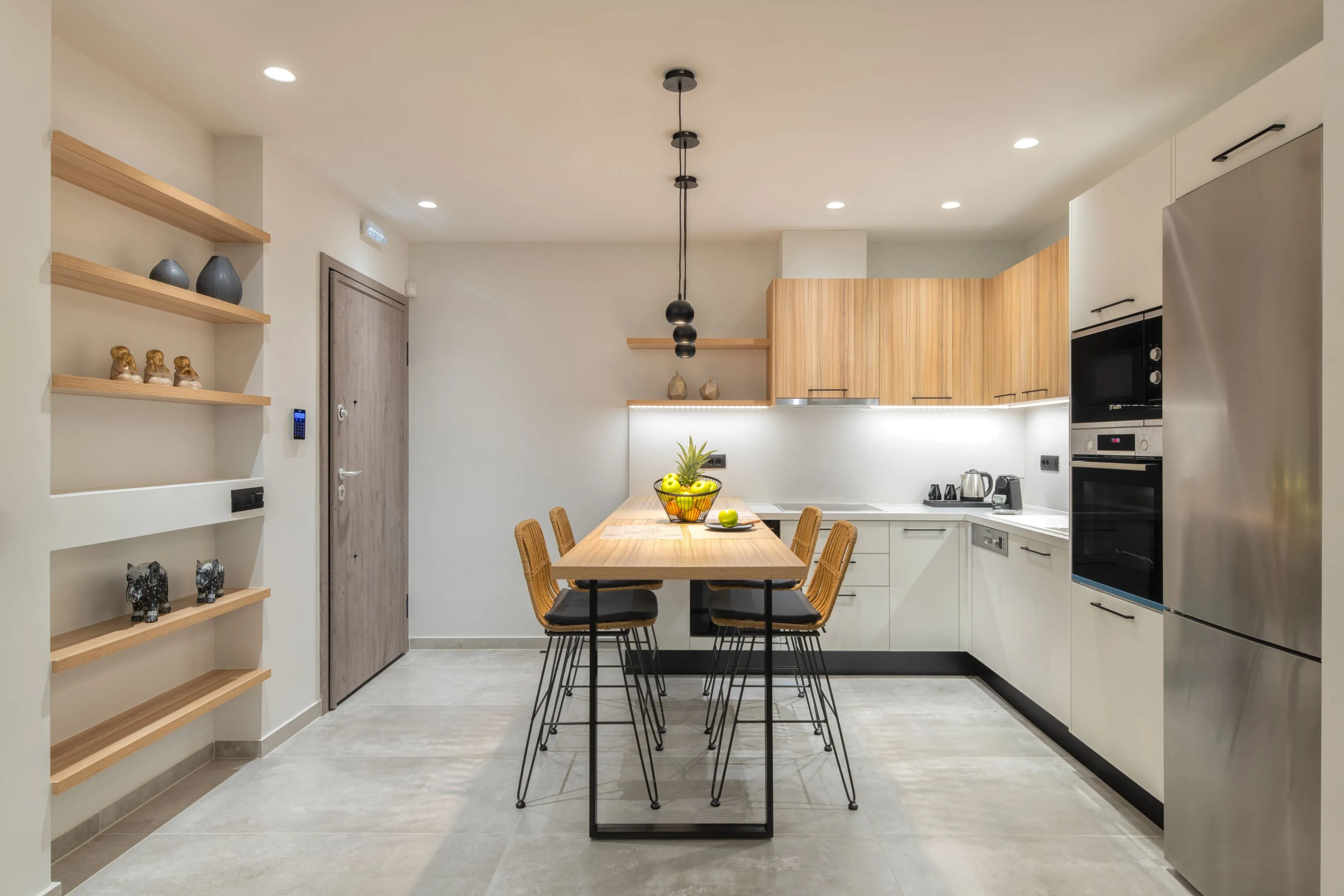 Wide open spaces, with a living room, dining area and fully equipped kitchen.