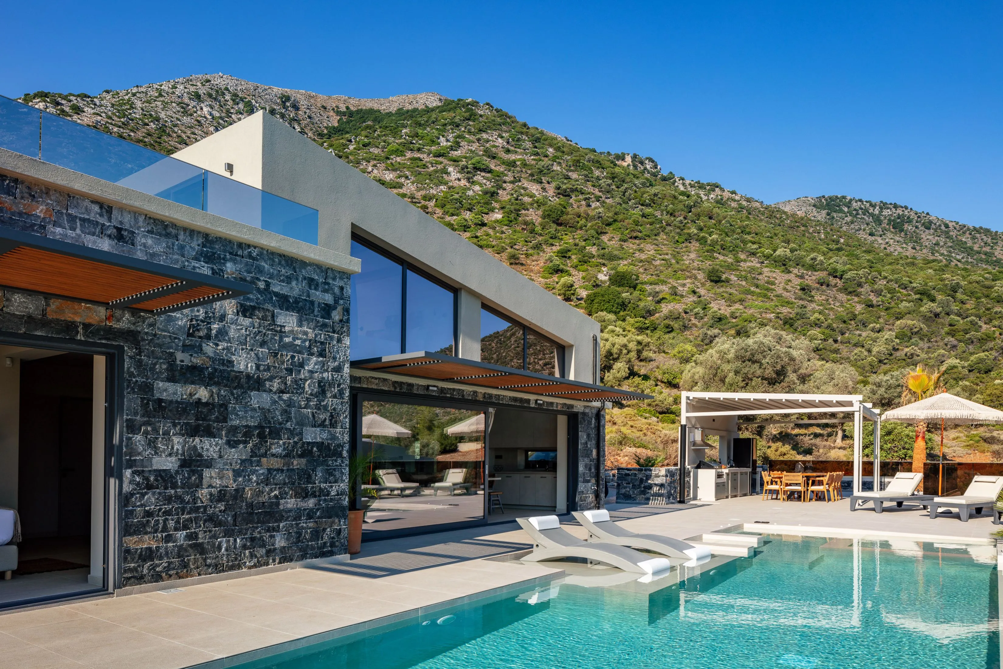 Troia Villa II covers 200 m2 and comfortably accommodates 8 guests in its 4 en-suite bedrooms.