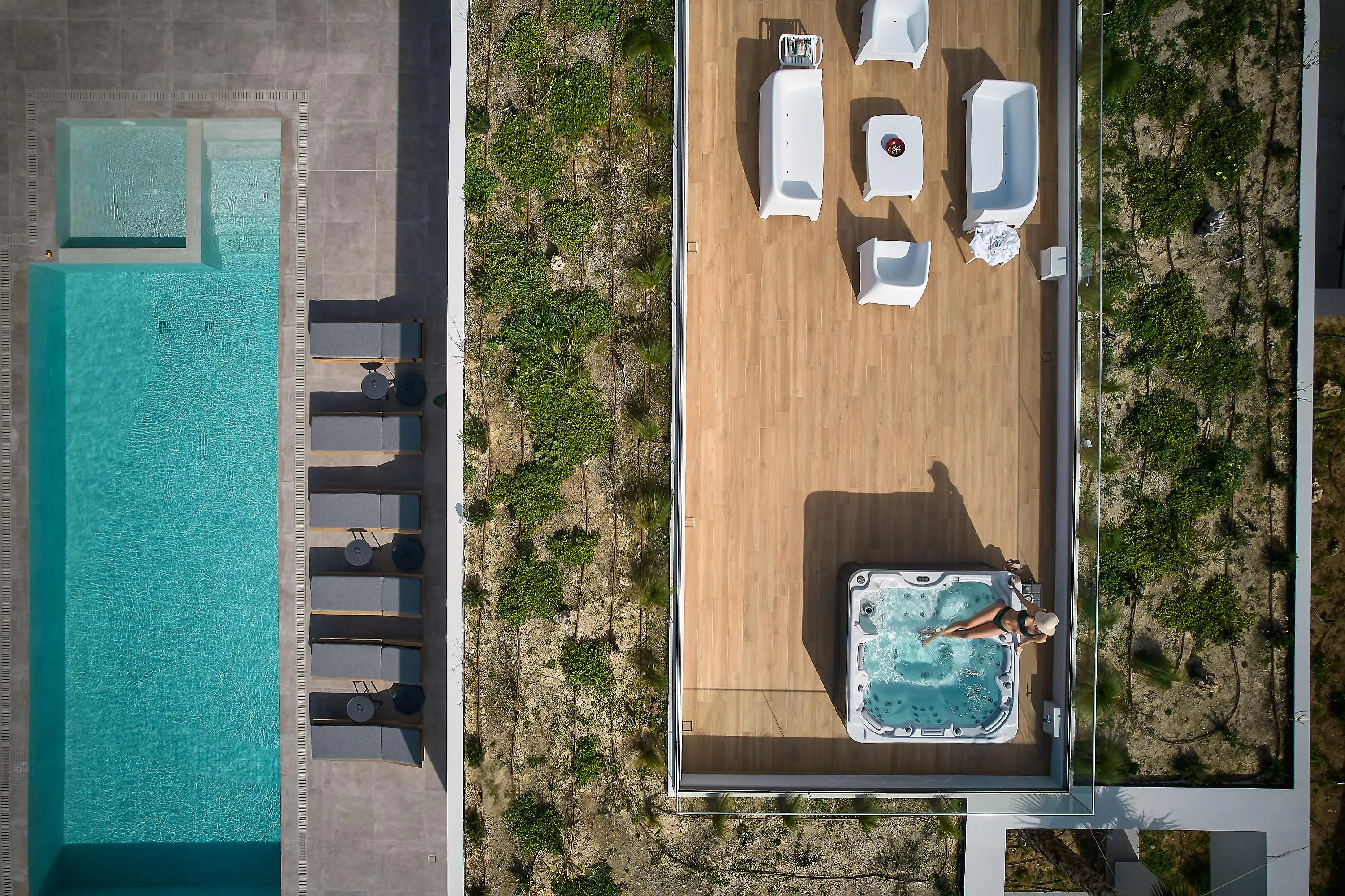 Bird-eye view of the pool and the jacuzzi areas