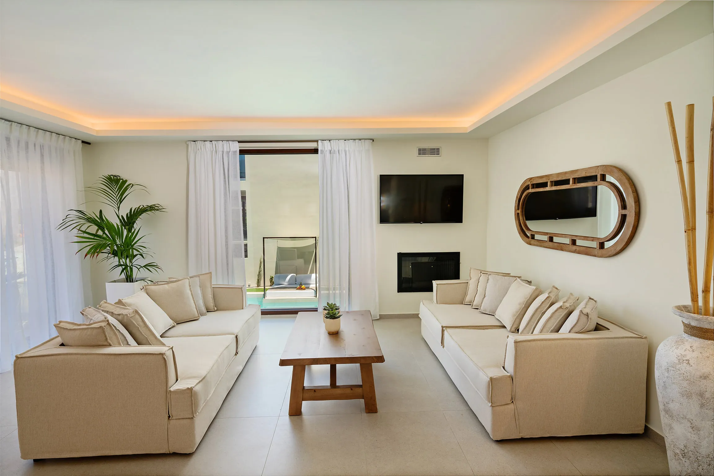 The sitting area offers a 49’’ HDTV, as well as pool view.