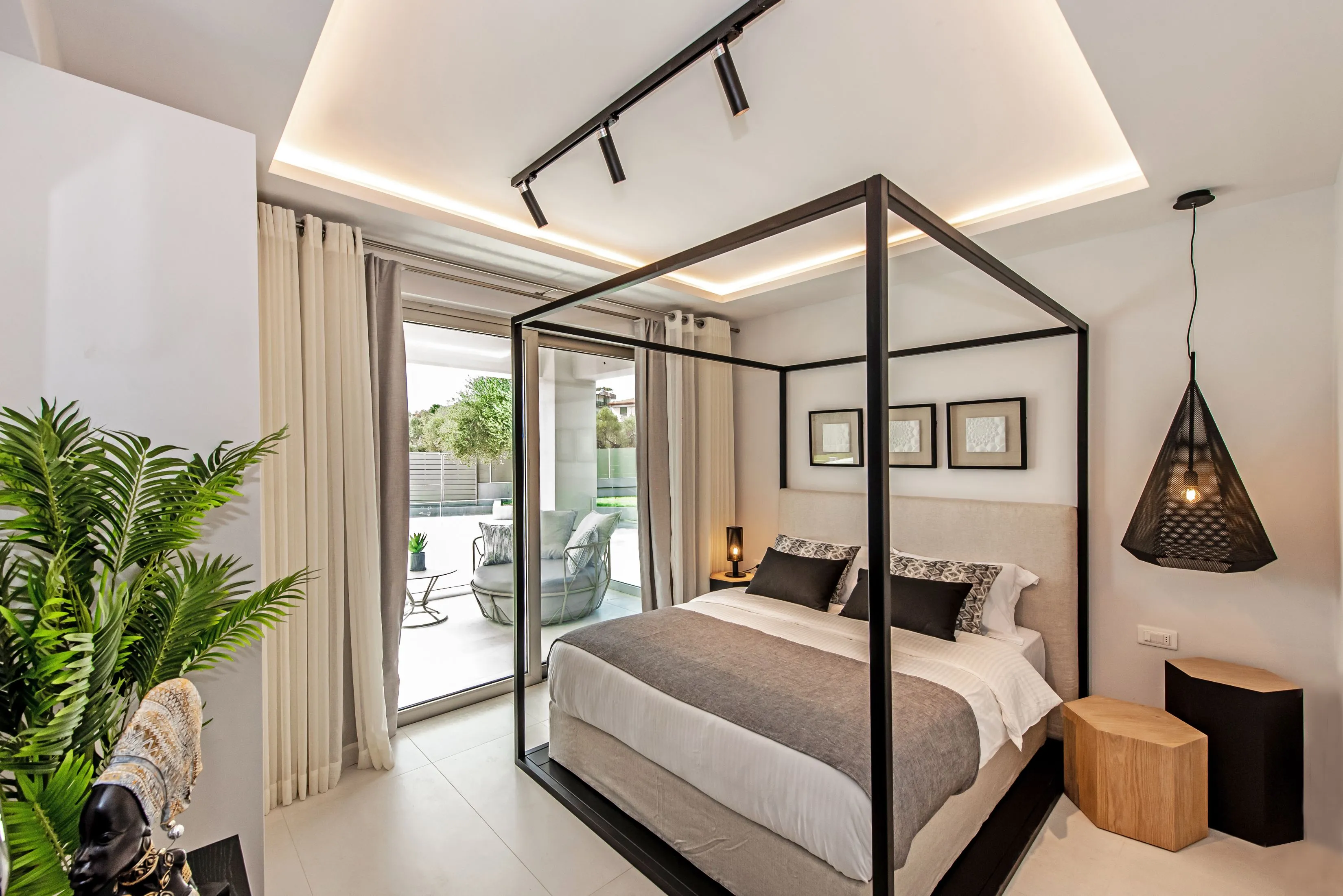 The ground floor bedroom with a King size bed (1,60 x 2,00)