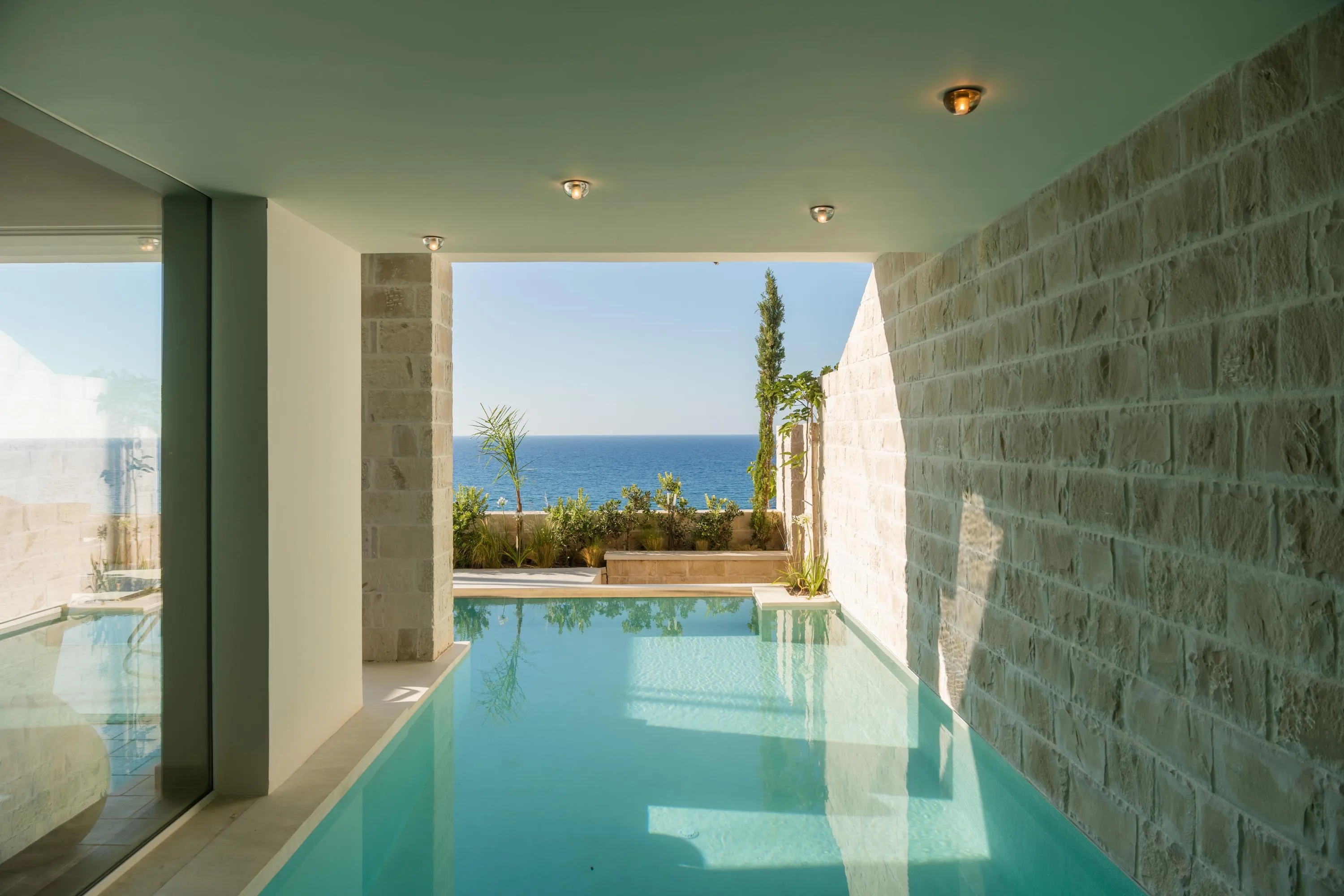 The 22 sq m pool (1.20 m depth) comes with panoramic views of the sea and the surrounding landscape.