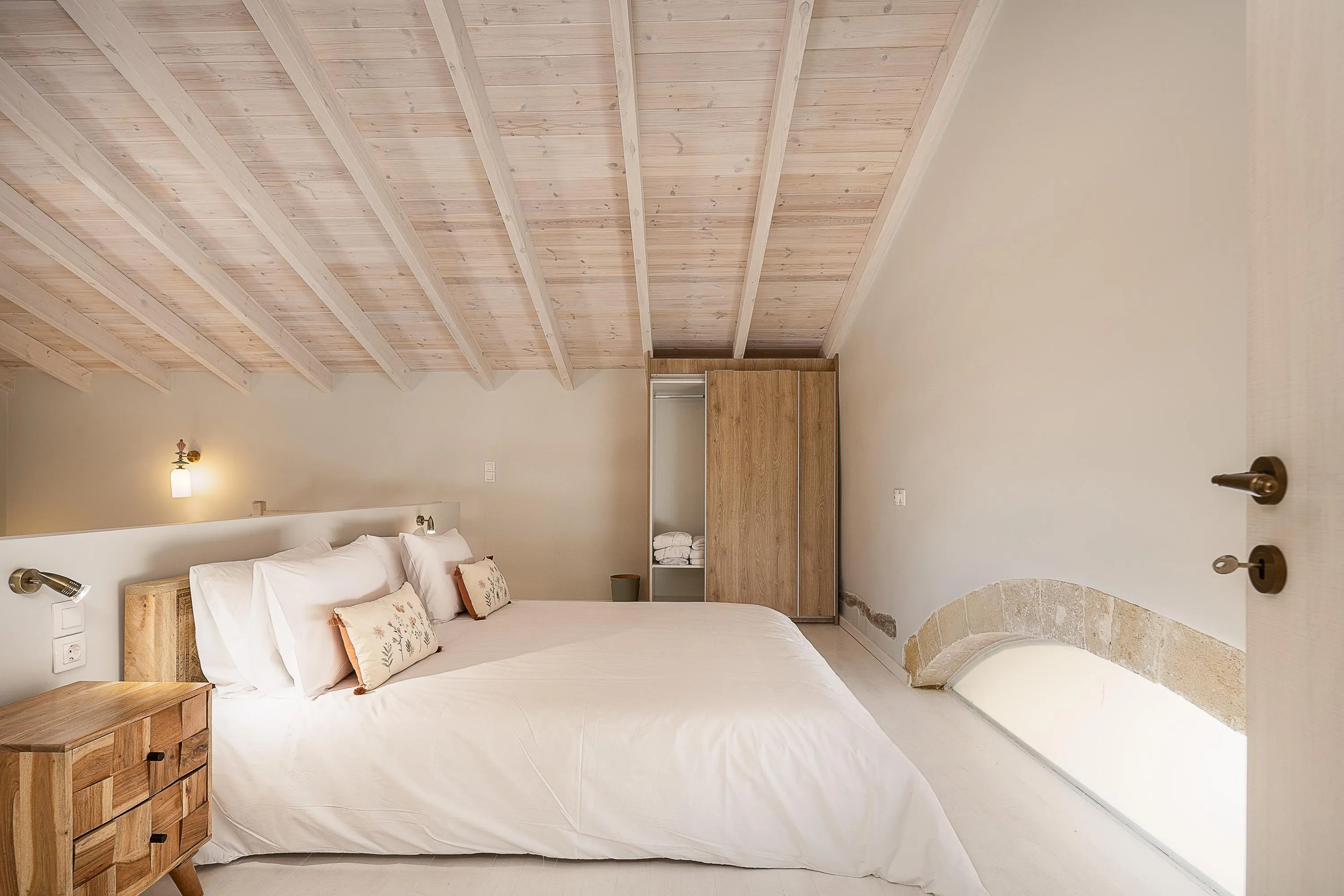 Main Building - Upstairs in the attic, you'll find a king-size bed (1.80m x 2.00m), its own ensuite bathroom with a stand-up shower, and a built-in closet.