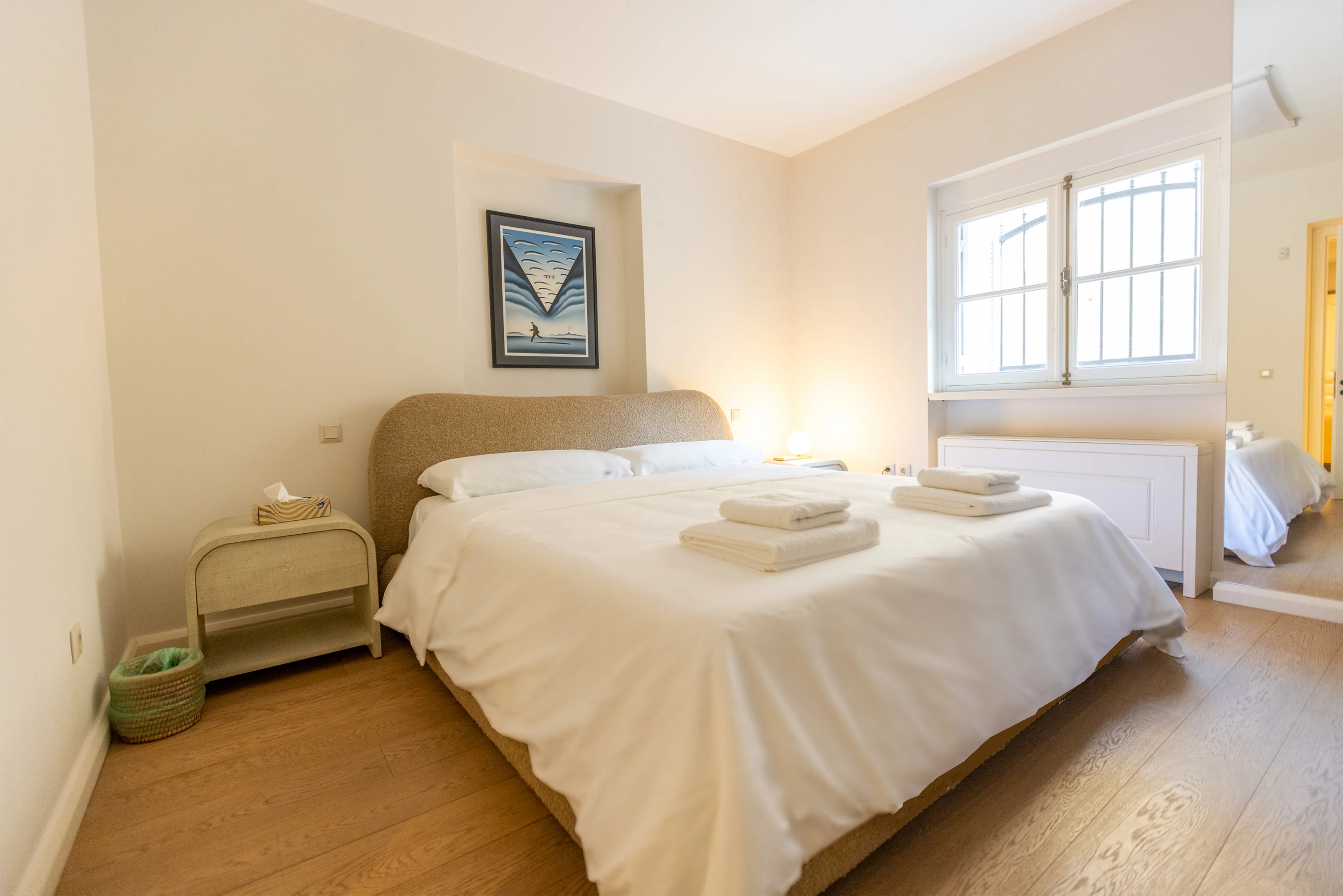 This bedroom features a king-size bed (1,80 x 2,00m), a closet with a safe deposit box, and a full-length mirror.