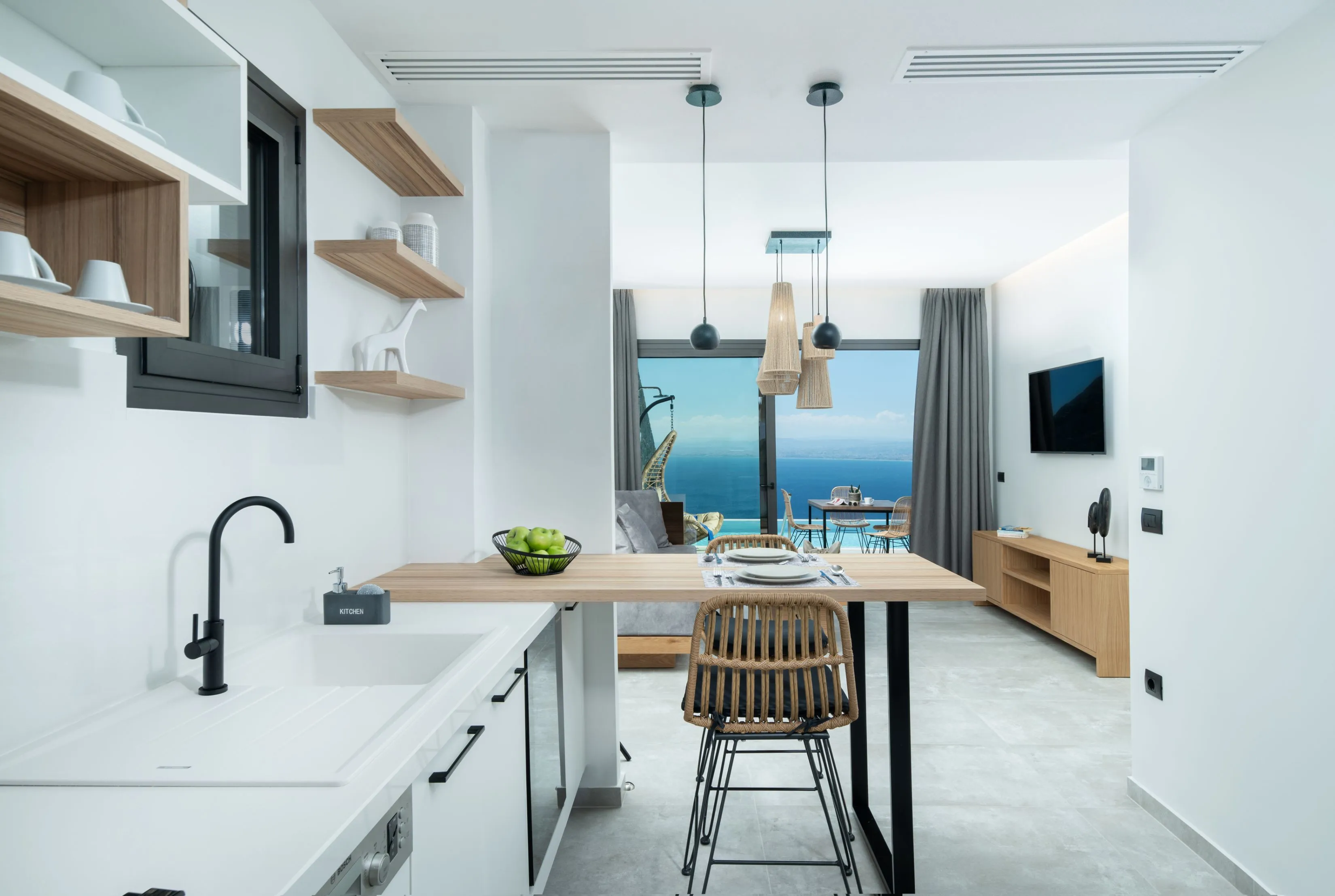 Fully equipped kitchen with dining area