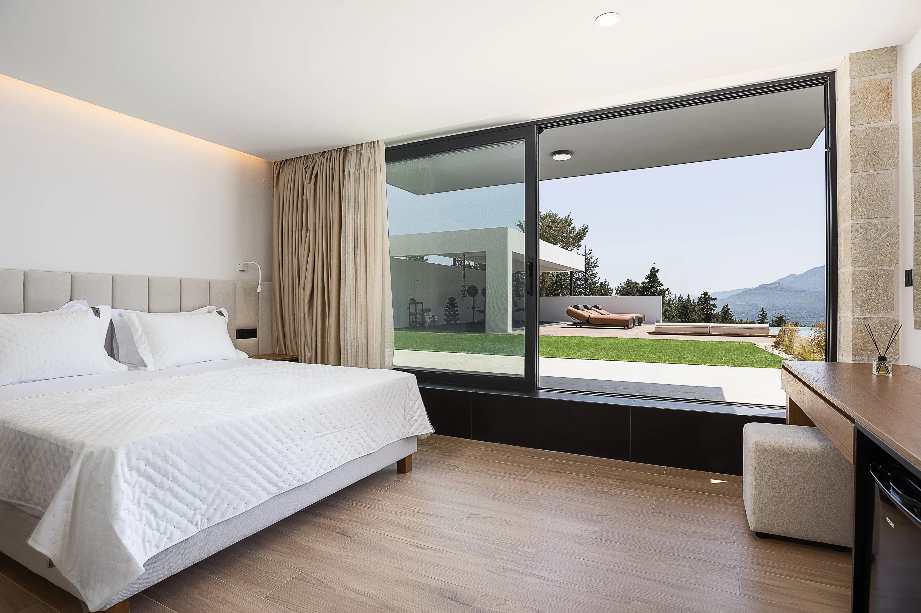 This bedroom features a king-size bed (1.80m x 2.00m), and an ensuite bathroom with a standup shower.