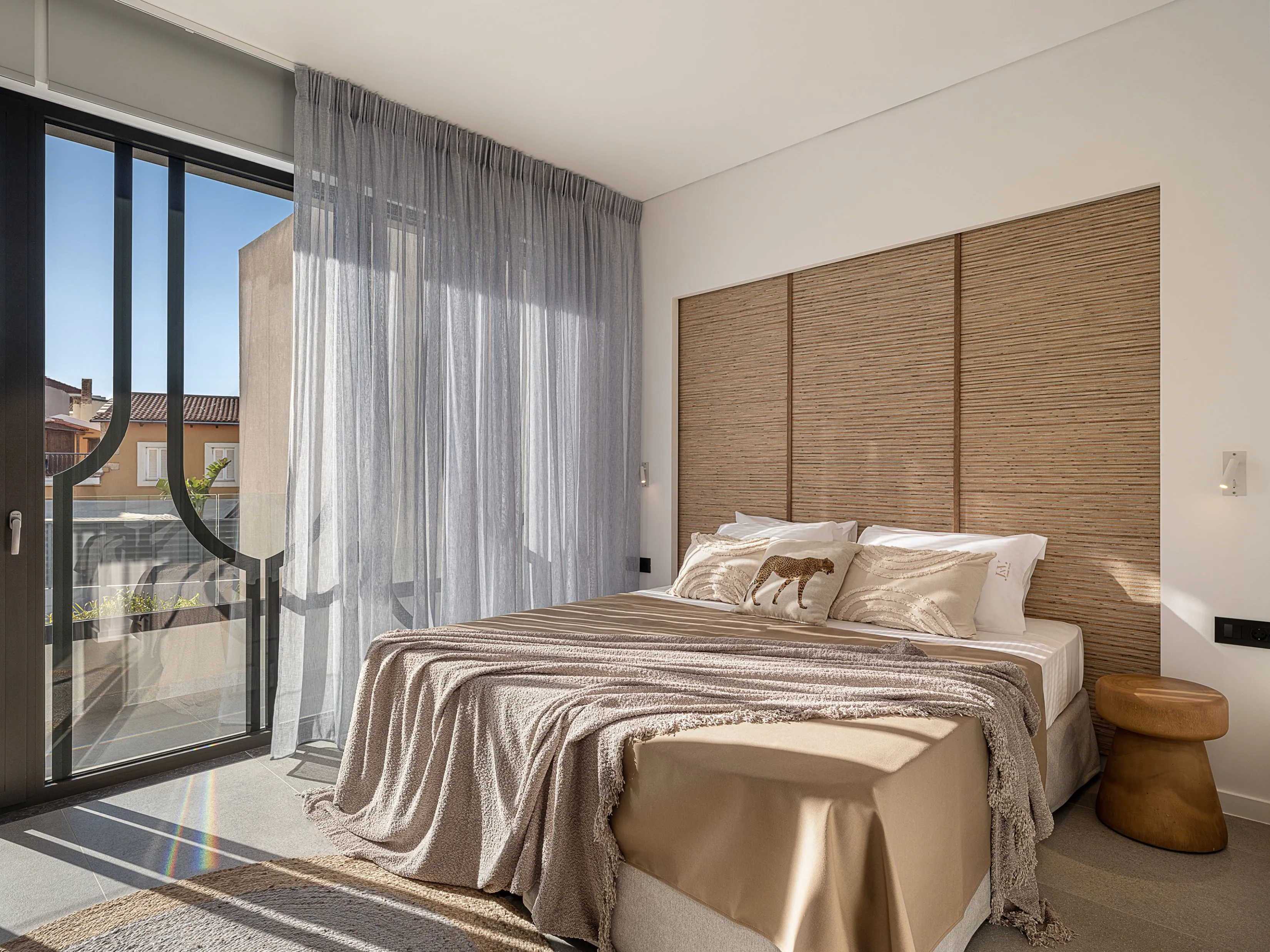 Bedroom with a Queen size bed (1,80 X 2,00) with a mattress topper that could also be set us as 2 single beds (0,90 X 2,00) upon request