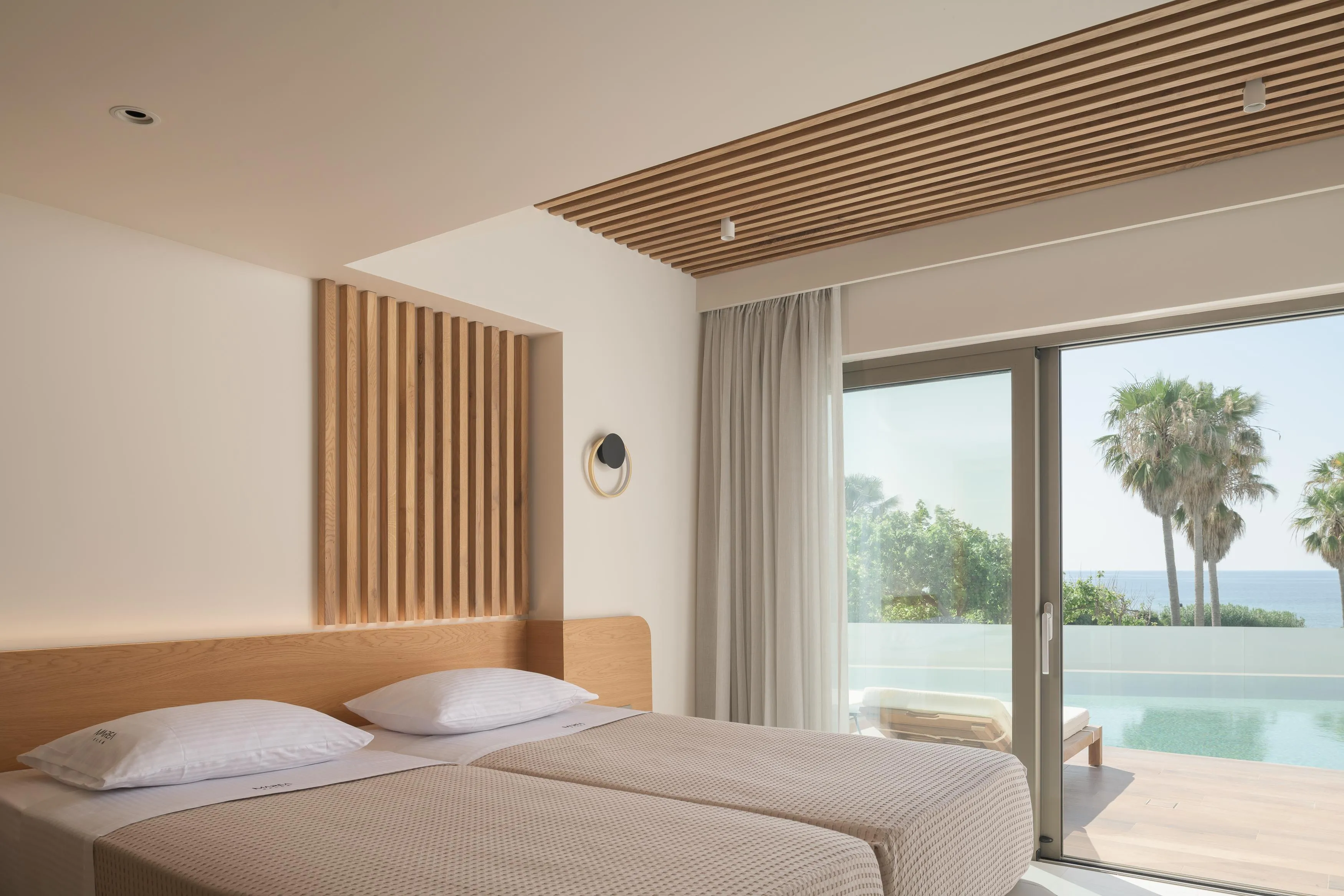 This bedroom features a King-size bed (1,80 x 2,00), which can be converted into two twin-size beds (0,90 x 2,00) upon request