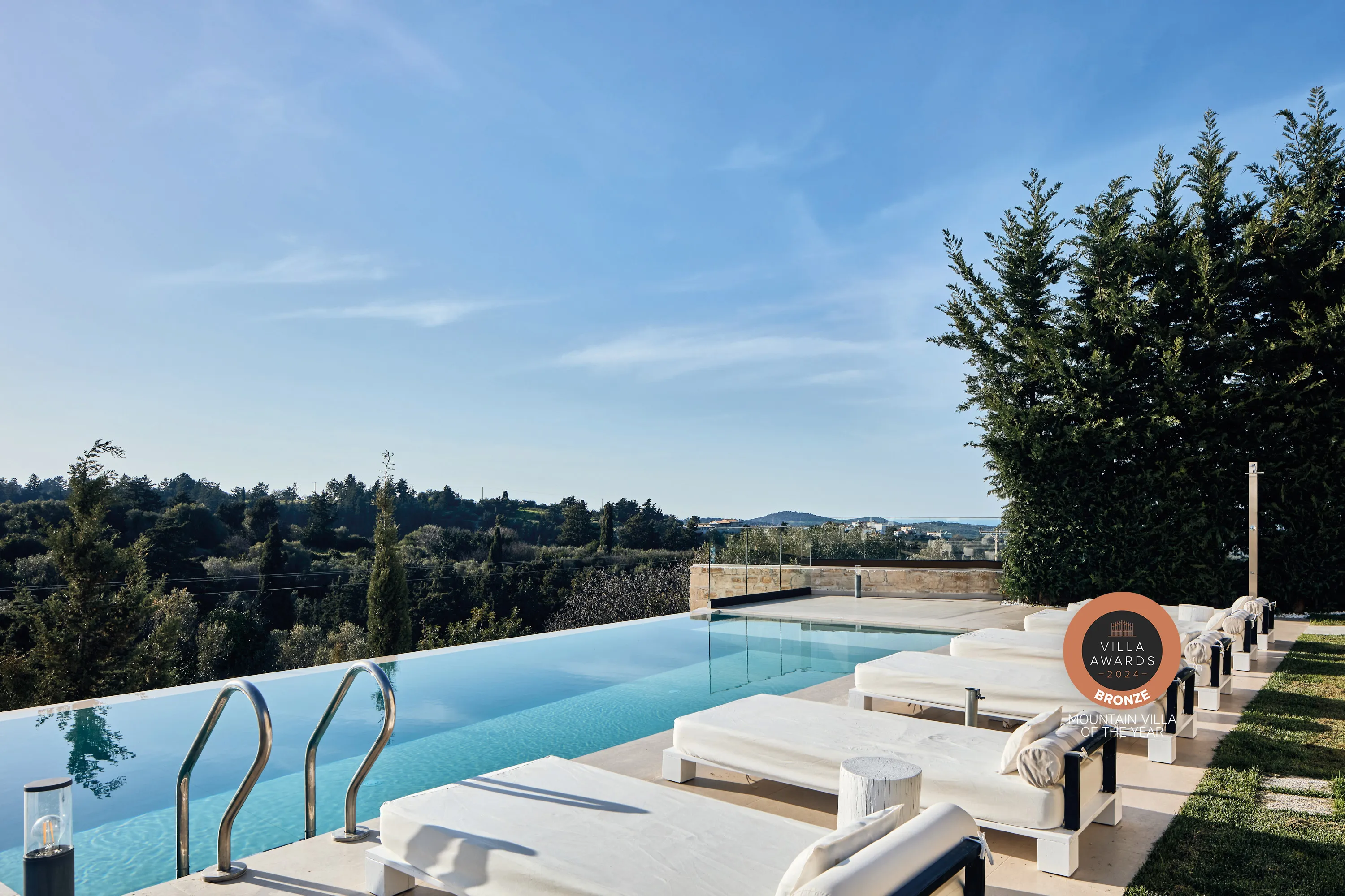 Enjoy the view while relaxing in one of the 6 comfortable sunbeds.