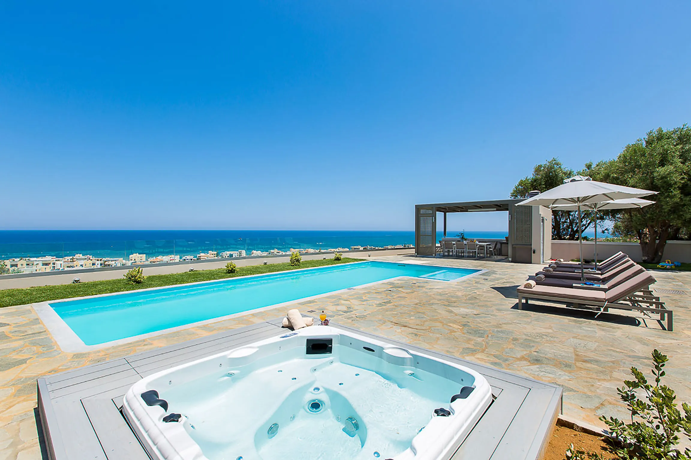 Hot tube for 5 people next to the pool!