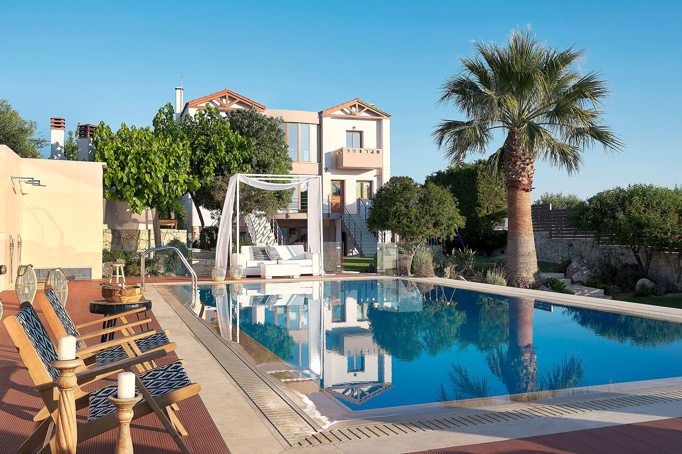 Pool area with a variety of furnished spots for your relaxation.