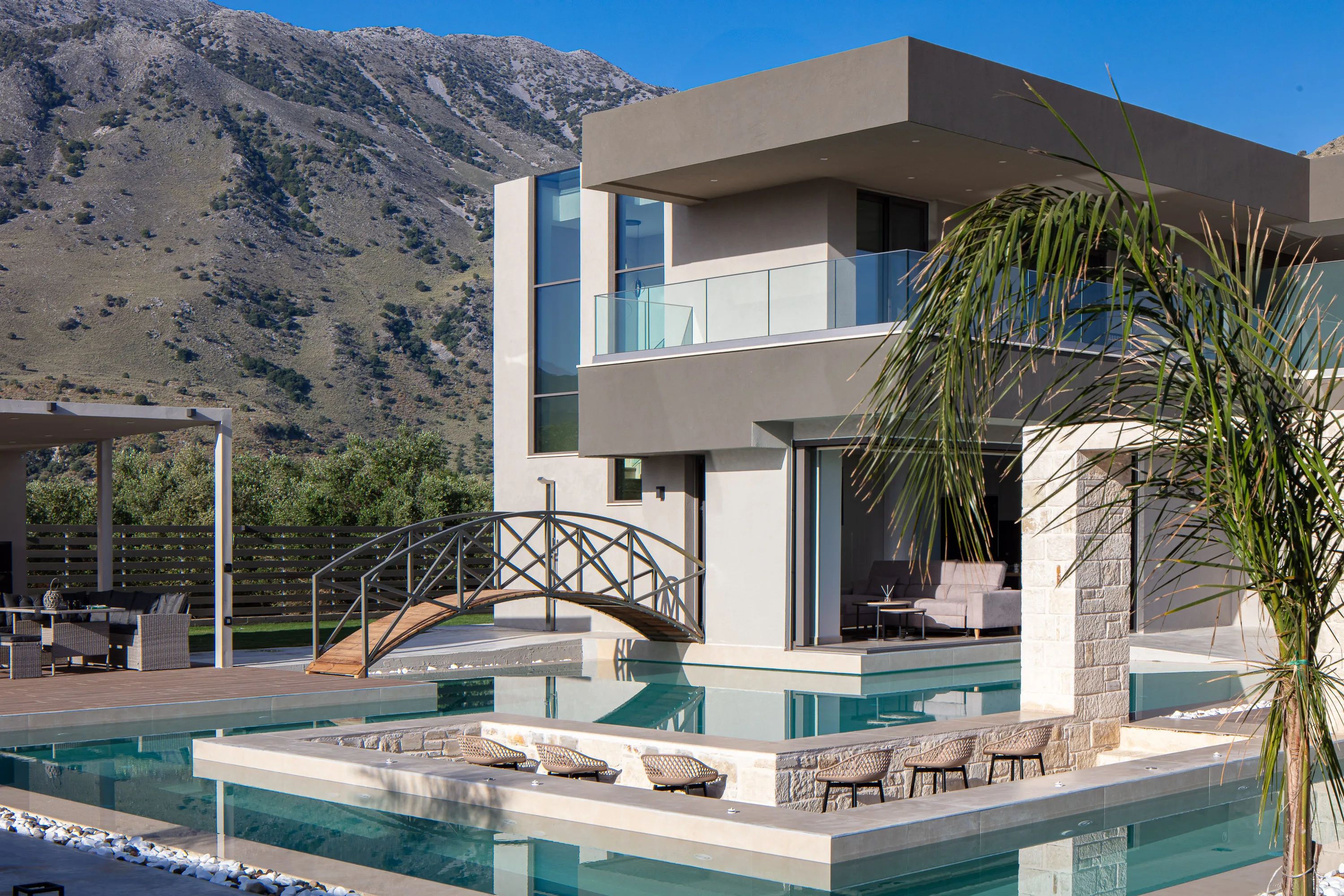 Its vast outdoor area is a relaxing haven including 2 large pools, two pool bars, an outdoor lounge, two outdoor kitchens, and a ping pong table.