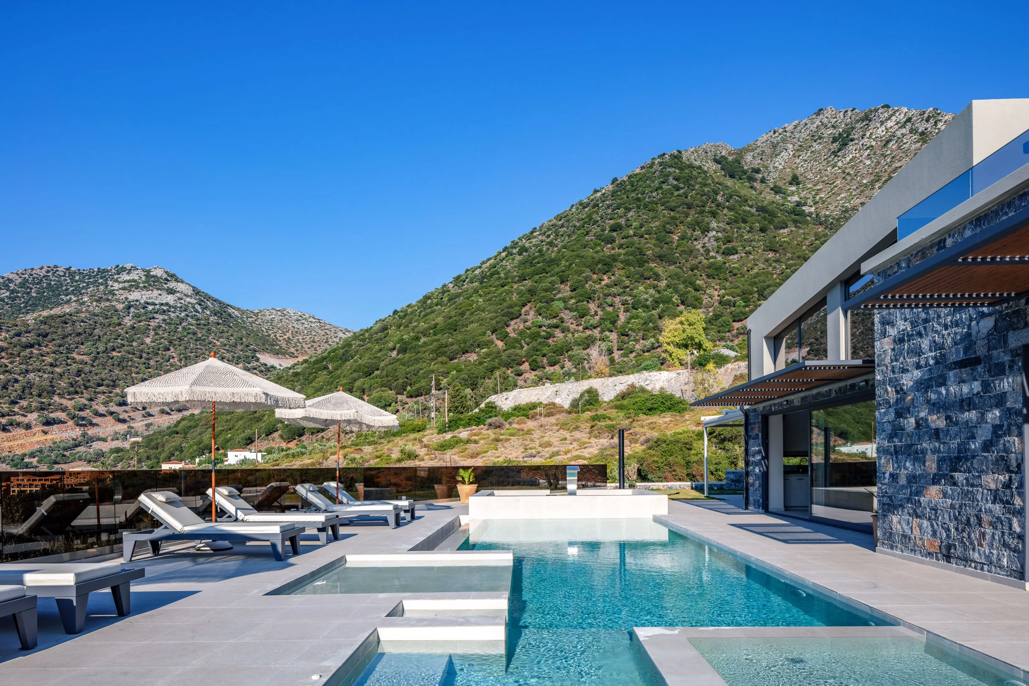 The pool features a depth of 1.4 meters, the pool features a dedicated hydromassage enclave, and a shallow area for younger guests, 0,50m deep.
