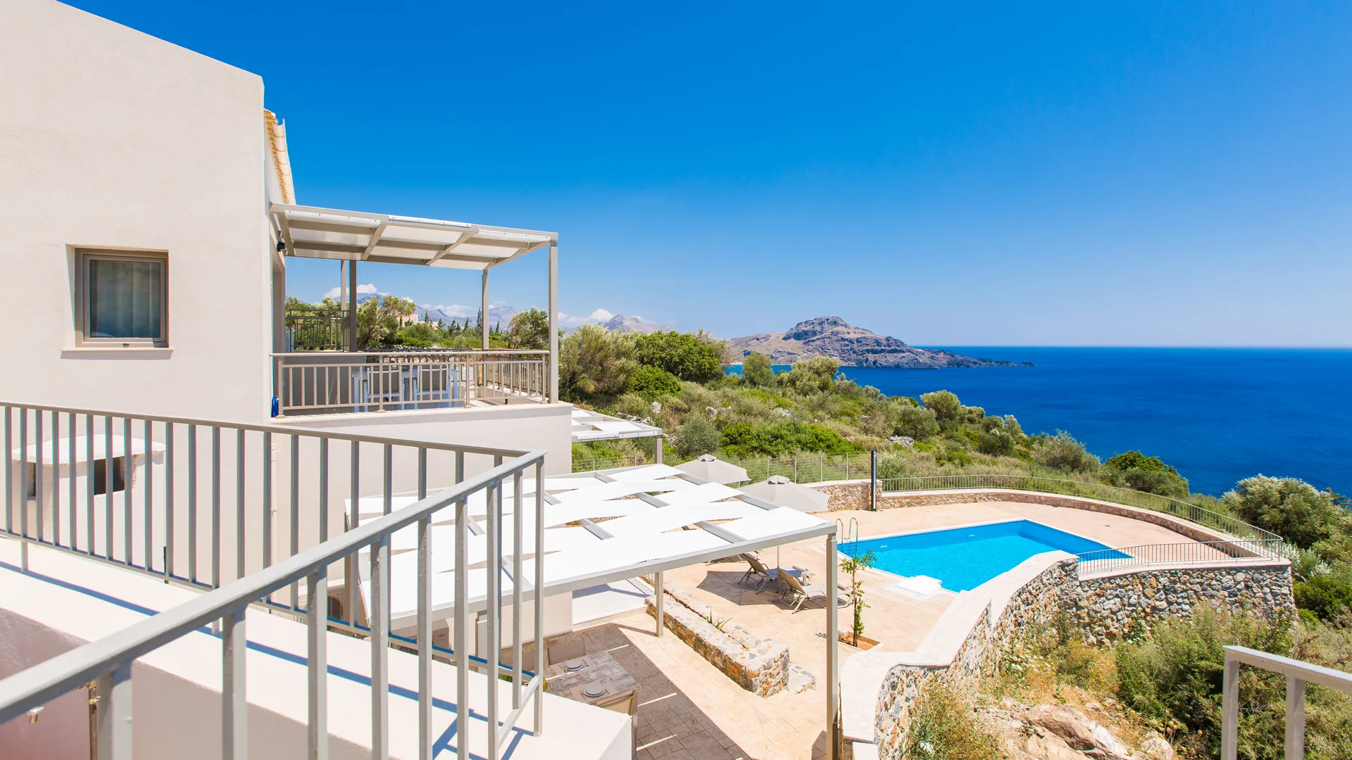 35 m² pool area offers breathtaking views!