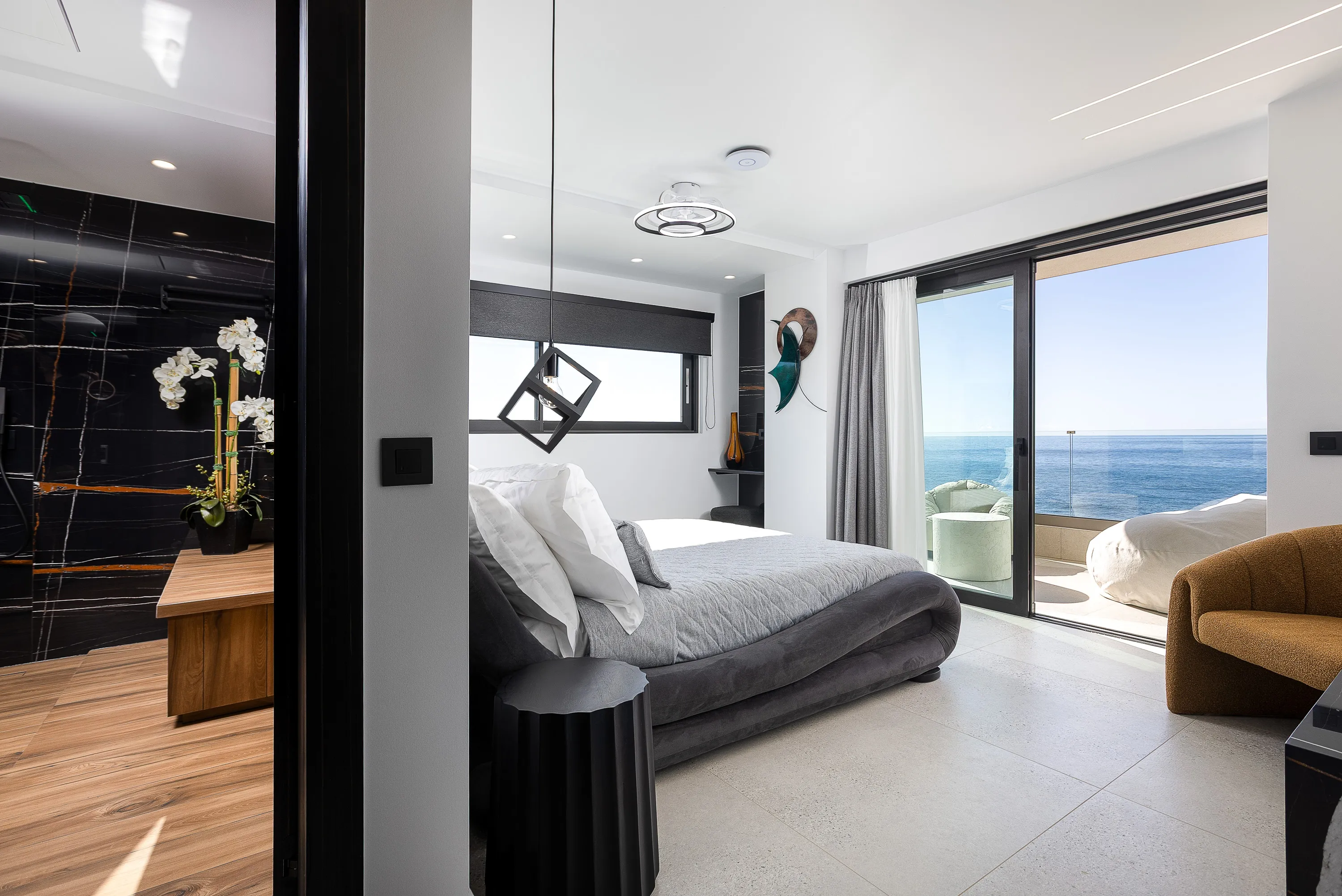 King-size bed (1.80m x 2.00m), ensuite bathroom with a stand-up shower, a closet with a safe deposit box, private balcony with seating