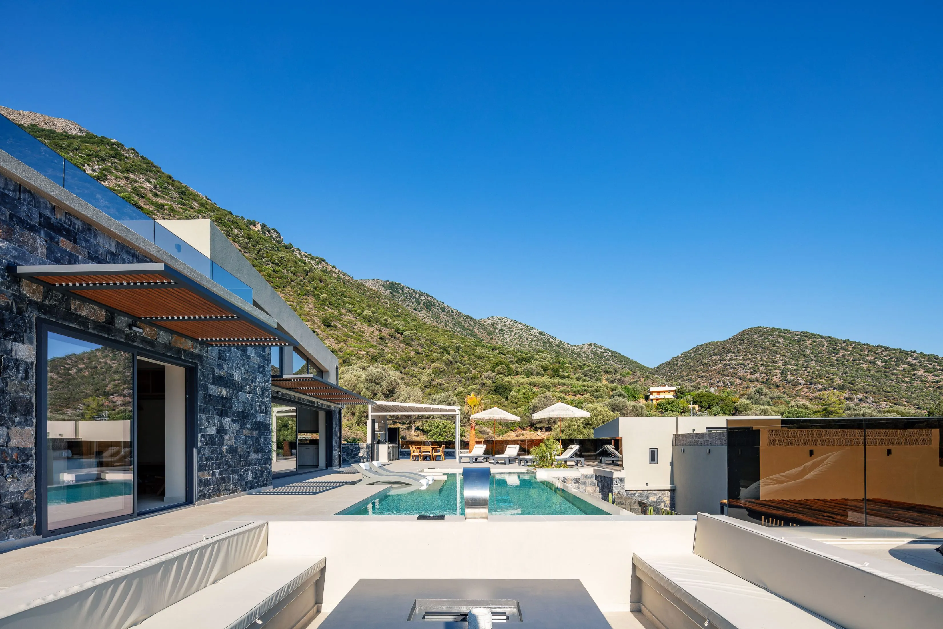 The expansive outdoor expanse of Troia Villa II spans 550 m2, unveiling breathtaking vistas