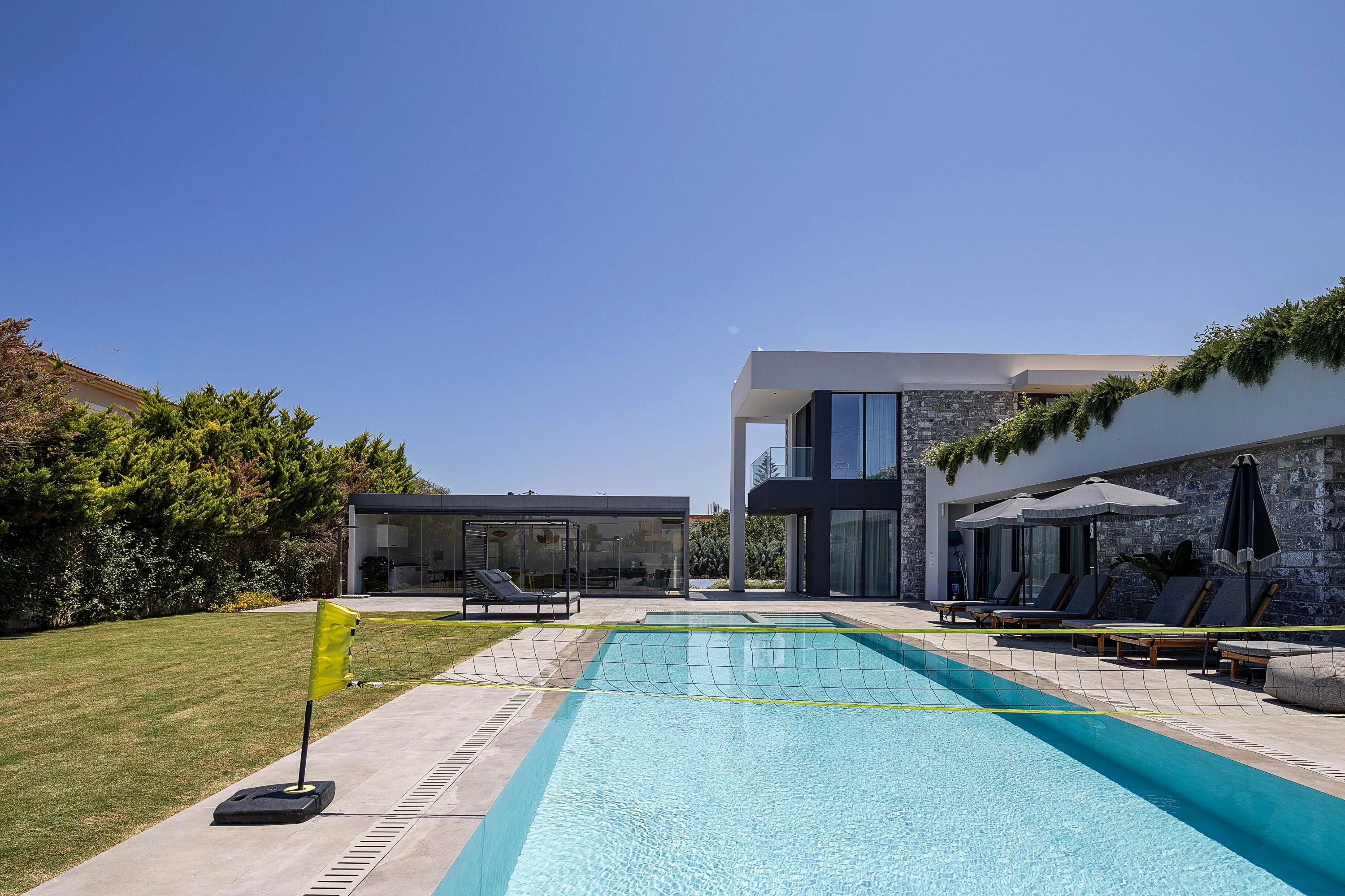 The pool also features a net to enjoy all the fun!