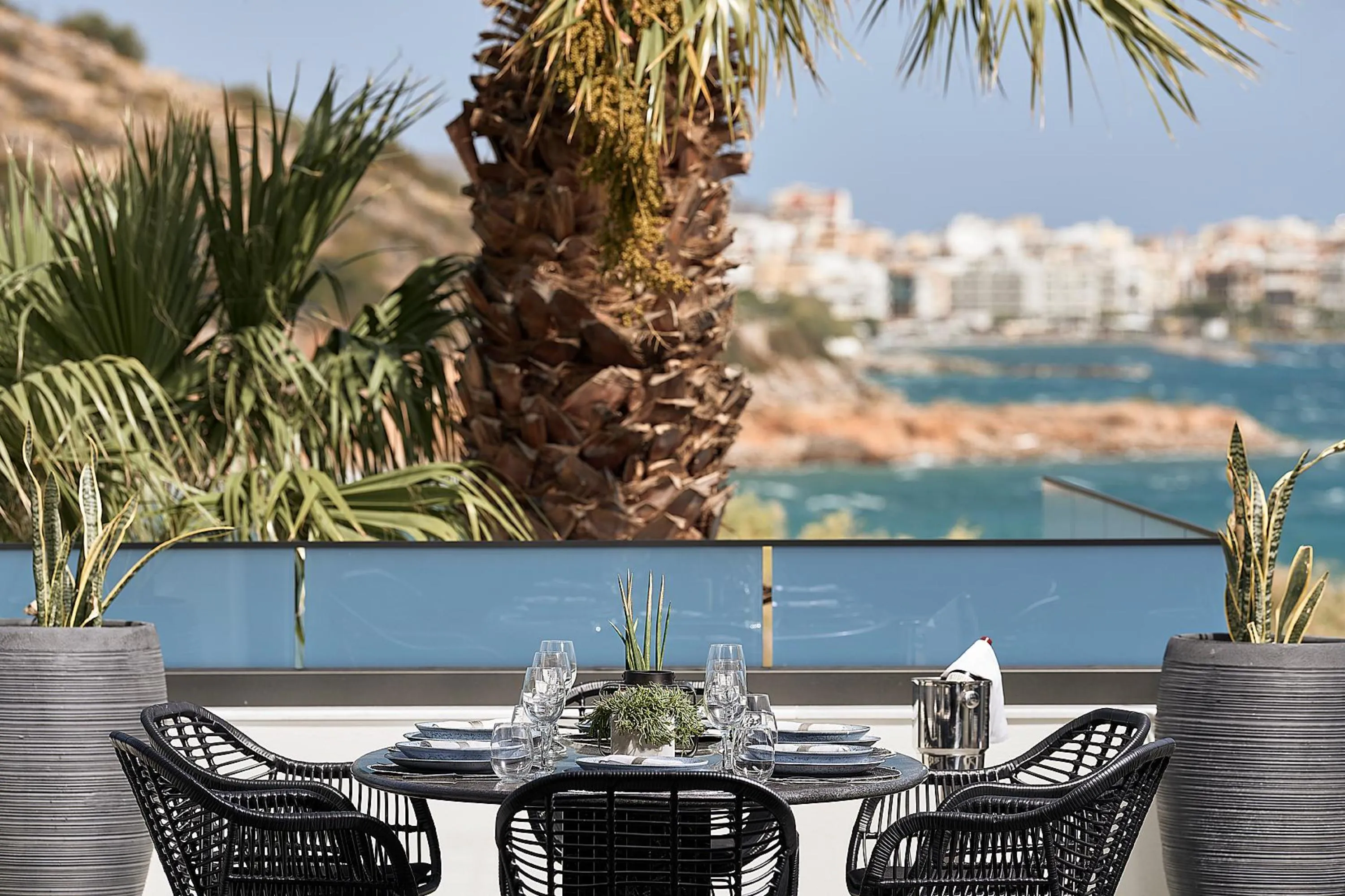 Outdoor dining area for 6 people