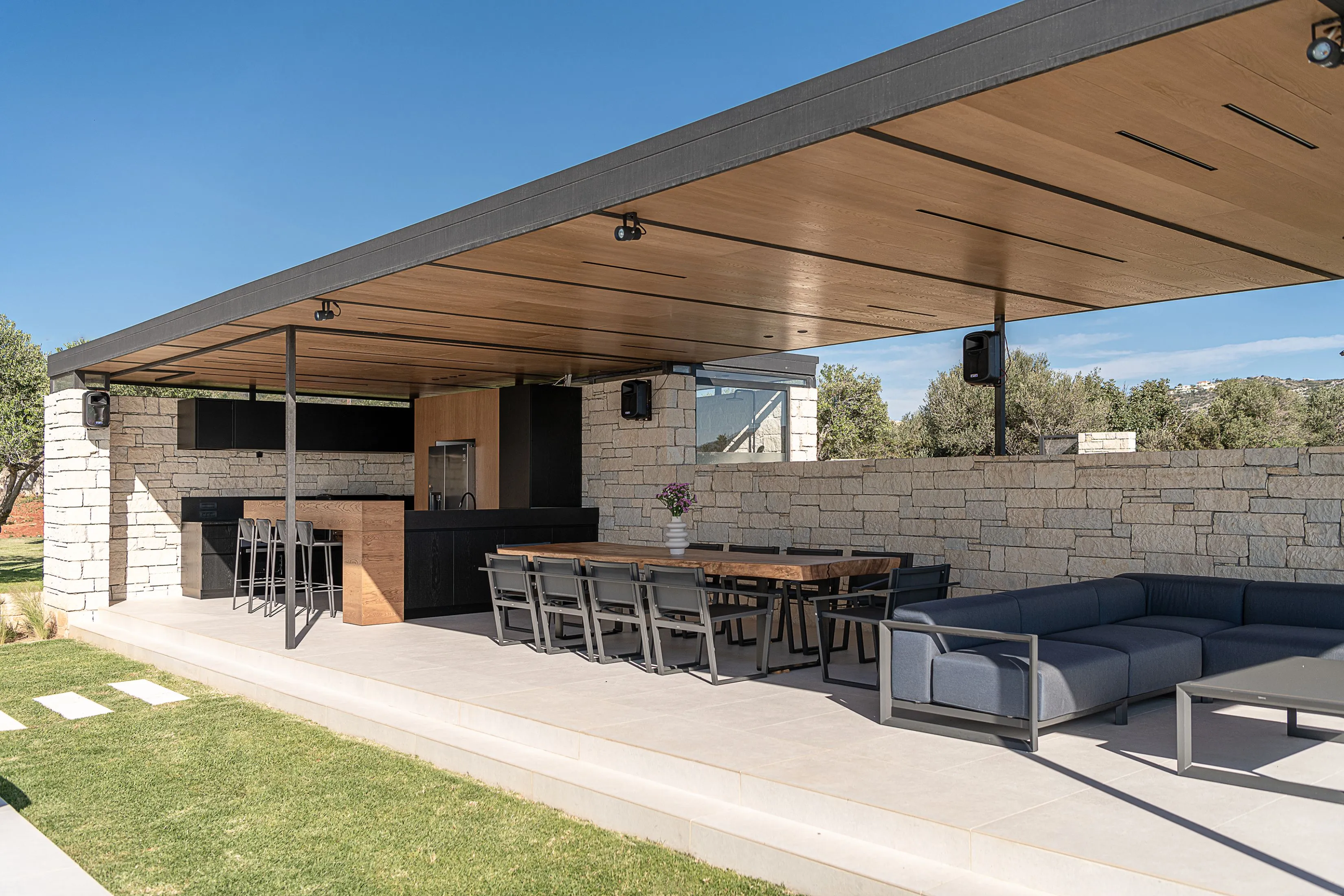 Shaded outdoor dining and kitchen area!