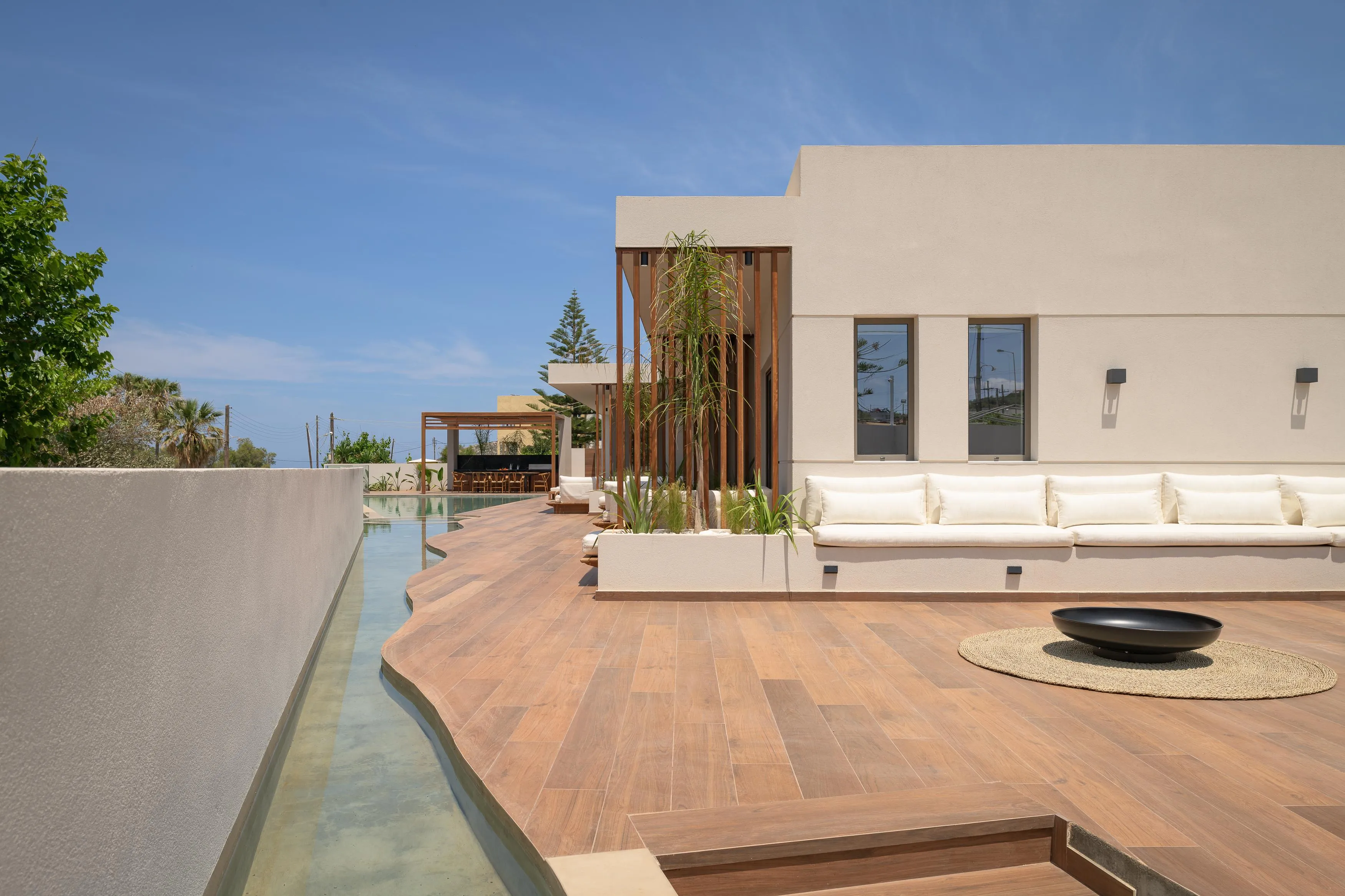 The pool features separate sections, including a hydro-massage area accommodating up to six guests and a shallow children’s pool with a depth of 0.5 meters