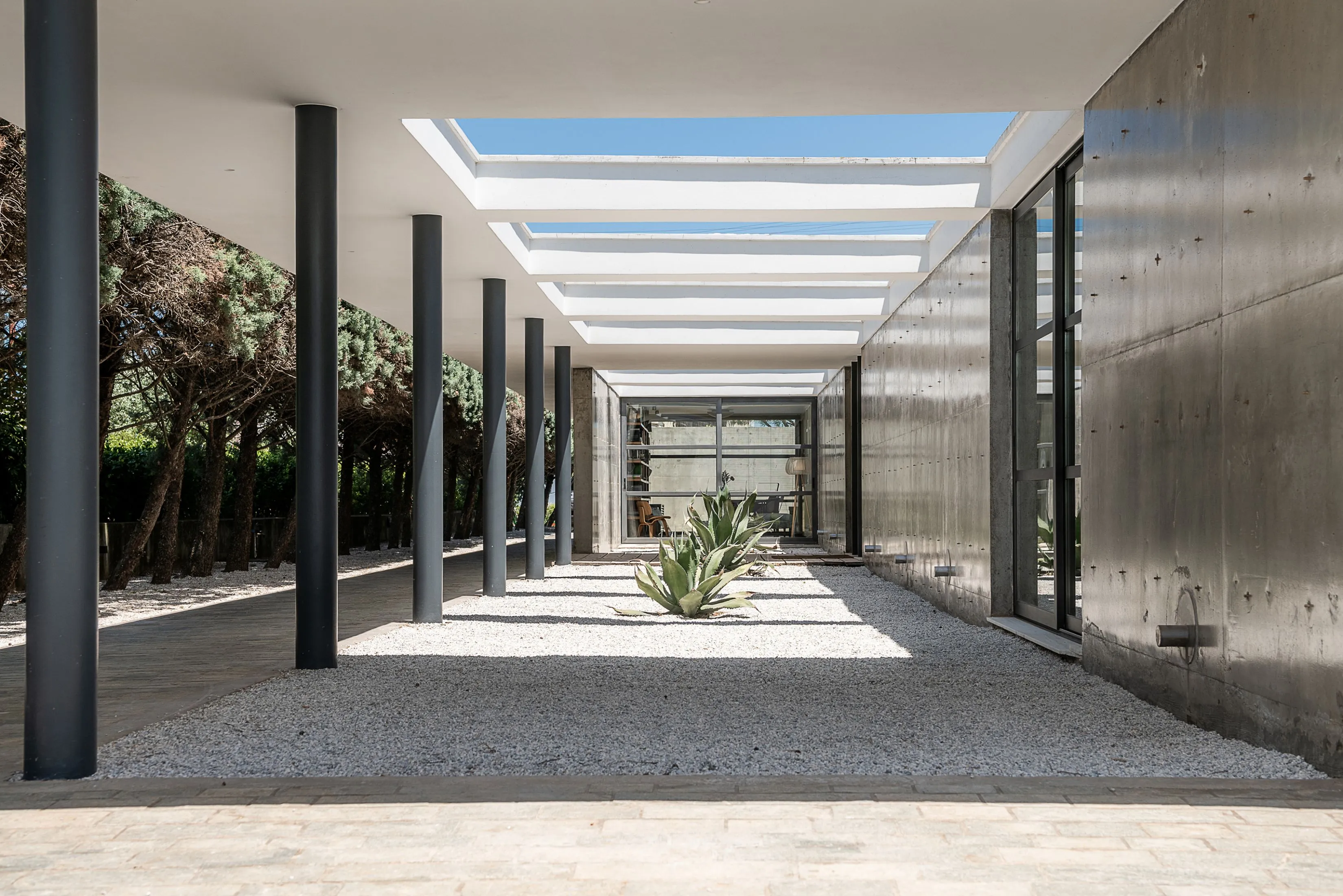 Villa 7 is located in the Pervolia area, on the outskirts of Chania city, 4 km away from the center.