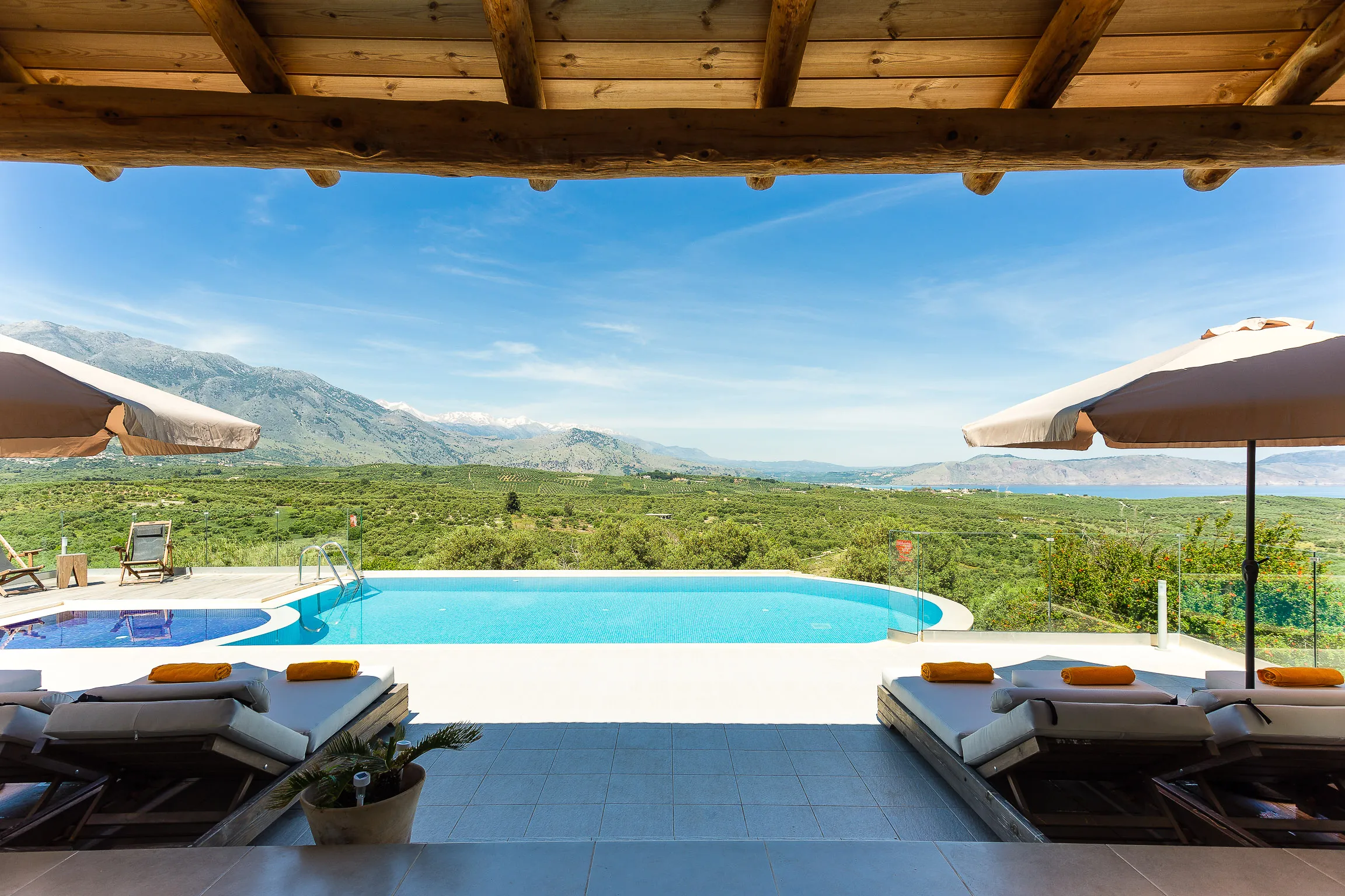 The villa offers all kind of outdoor facilities for relaxation by the pool.