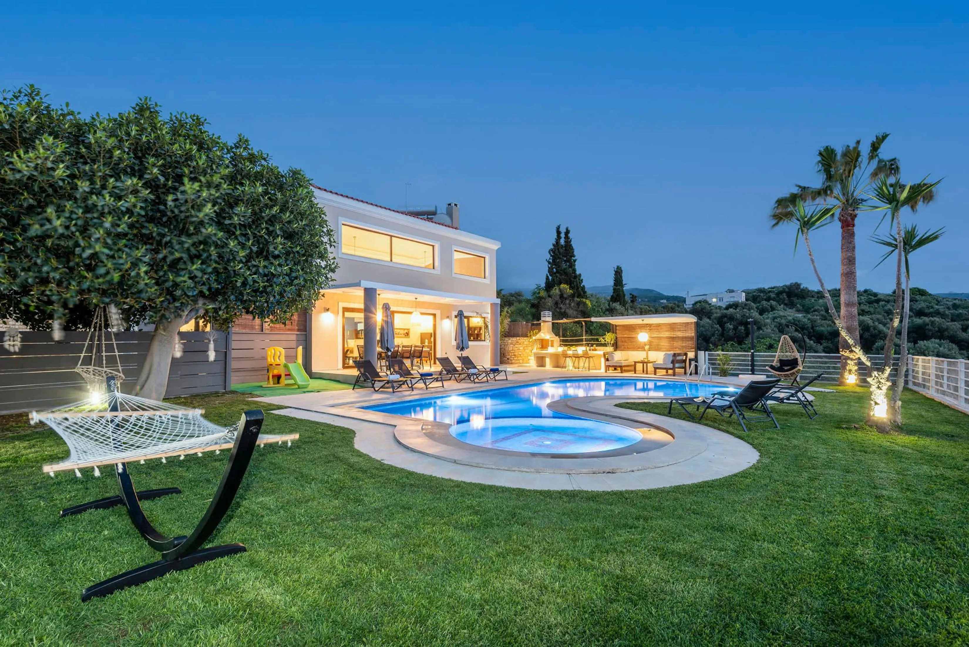 The pool also includes a shallow compartment for kids, 0,50m deep