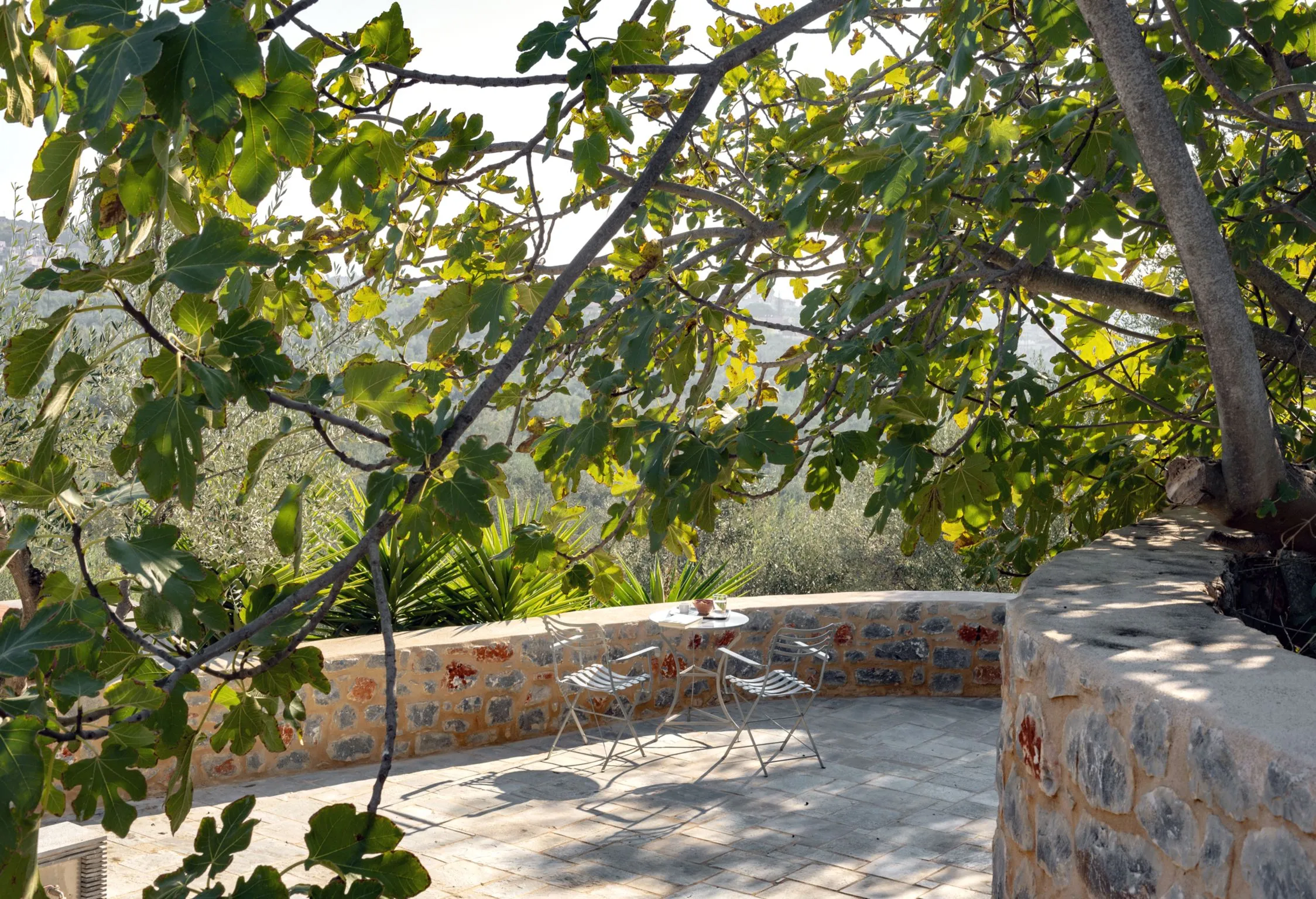 Sheltered, shady and sunny corners, one for each hour of the day.