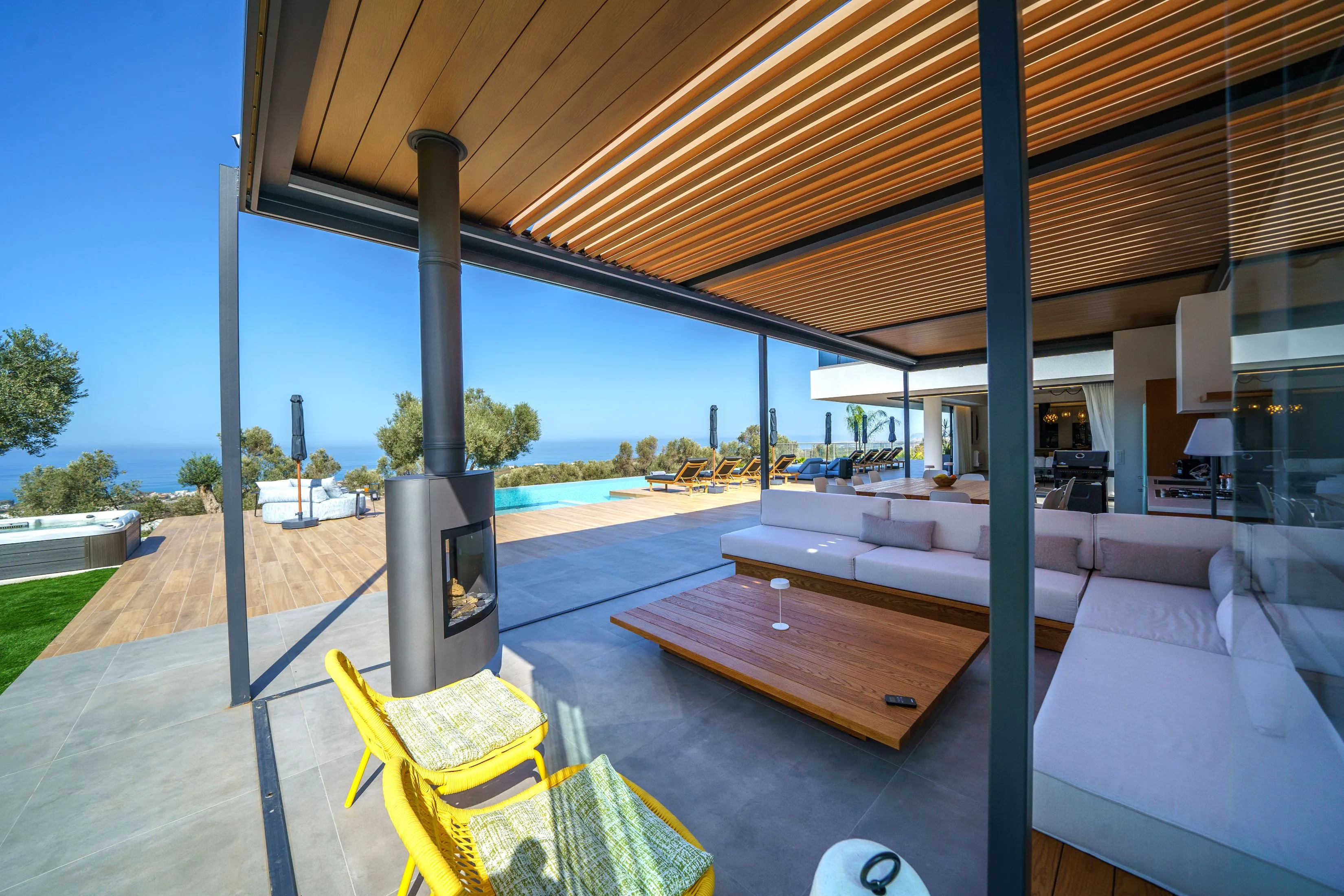 Outdoor lounge next to the BBQ area!