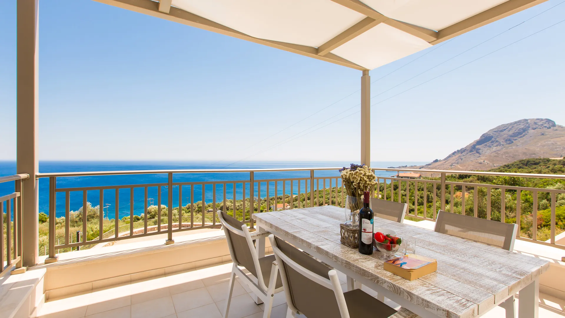 Veranda on the first floor with dining table and sea view