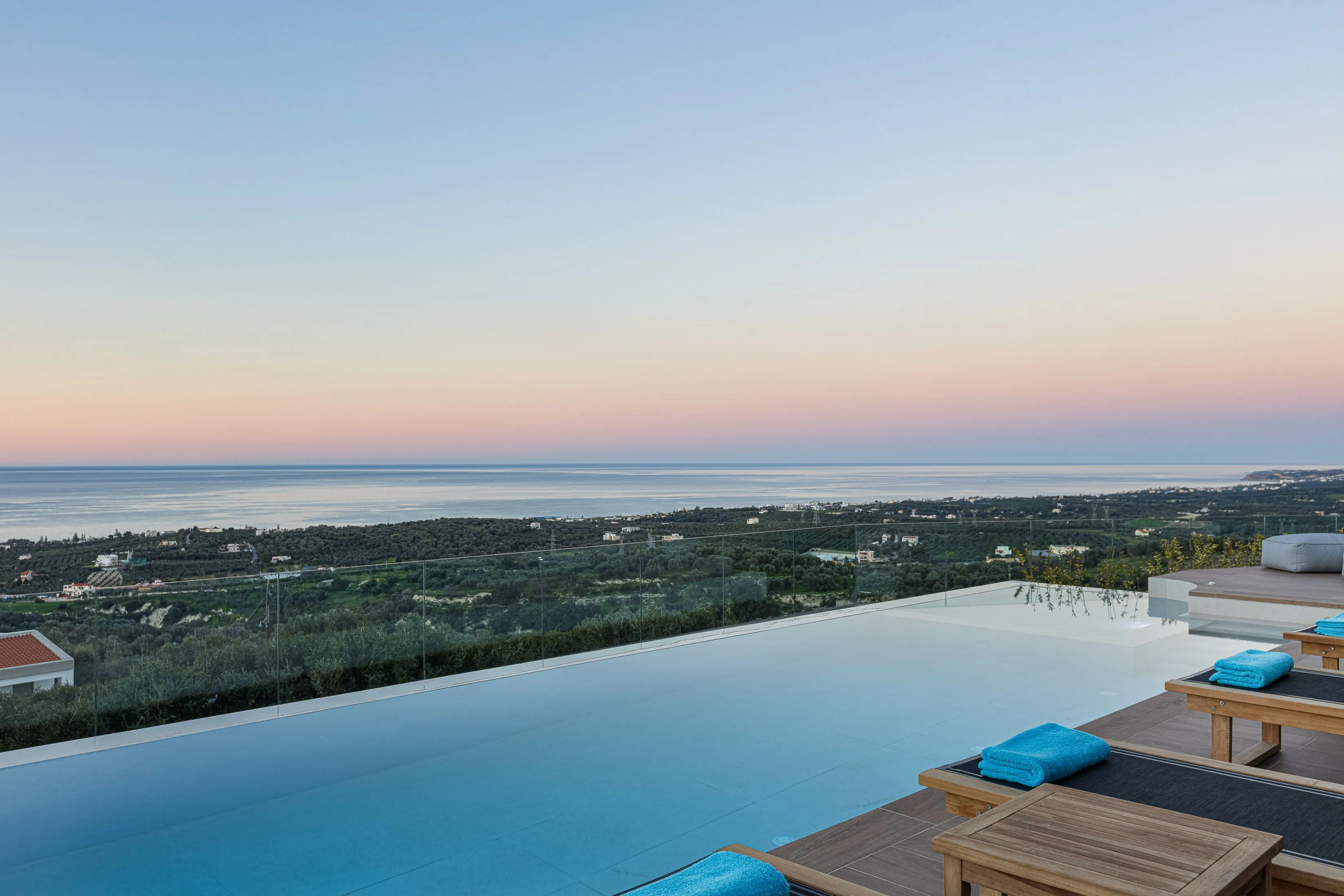 Private 45 m² infinity swimming pool