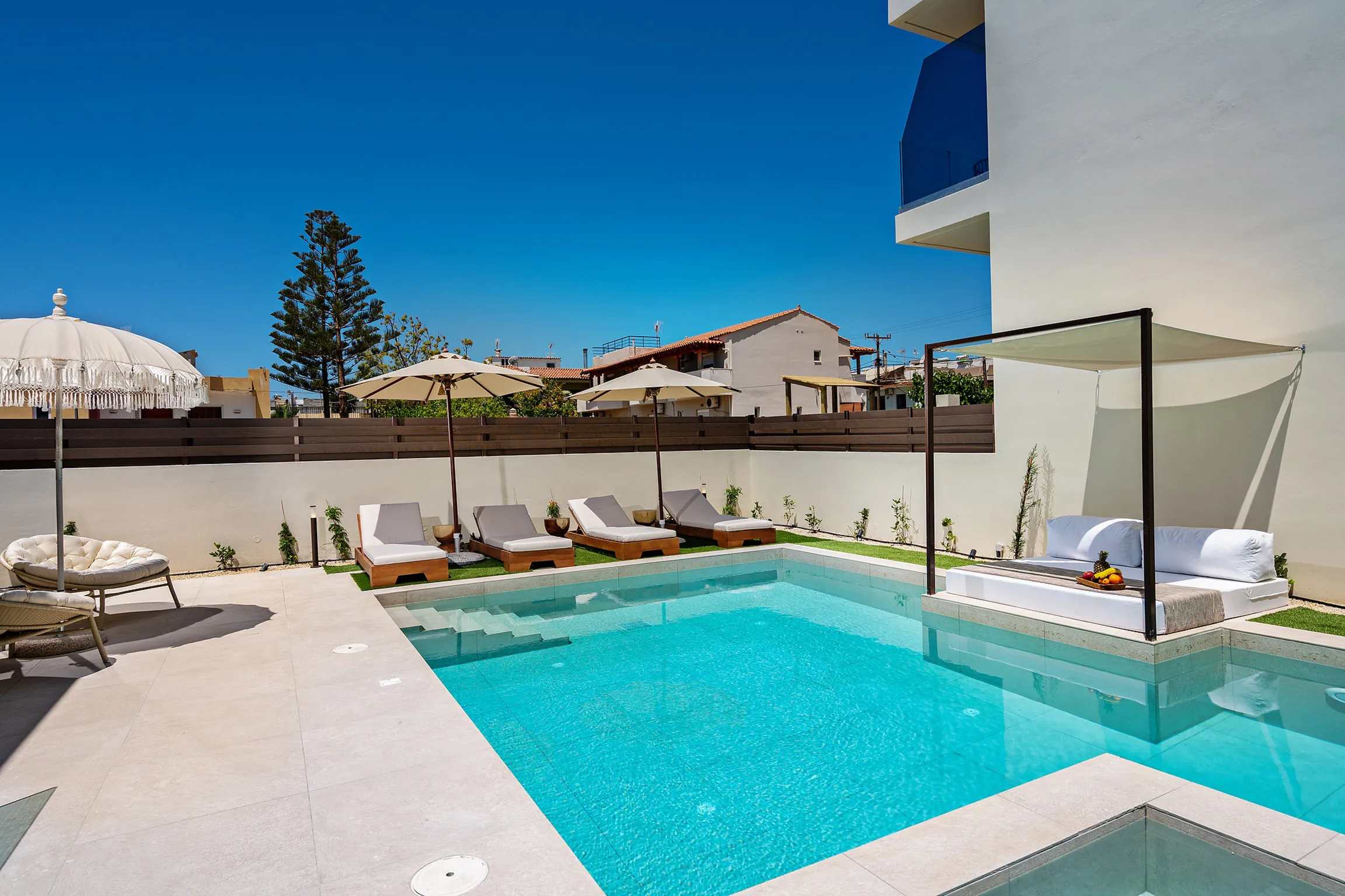 Relax at the day bed or sun beds and enjoy sunbathing!