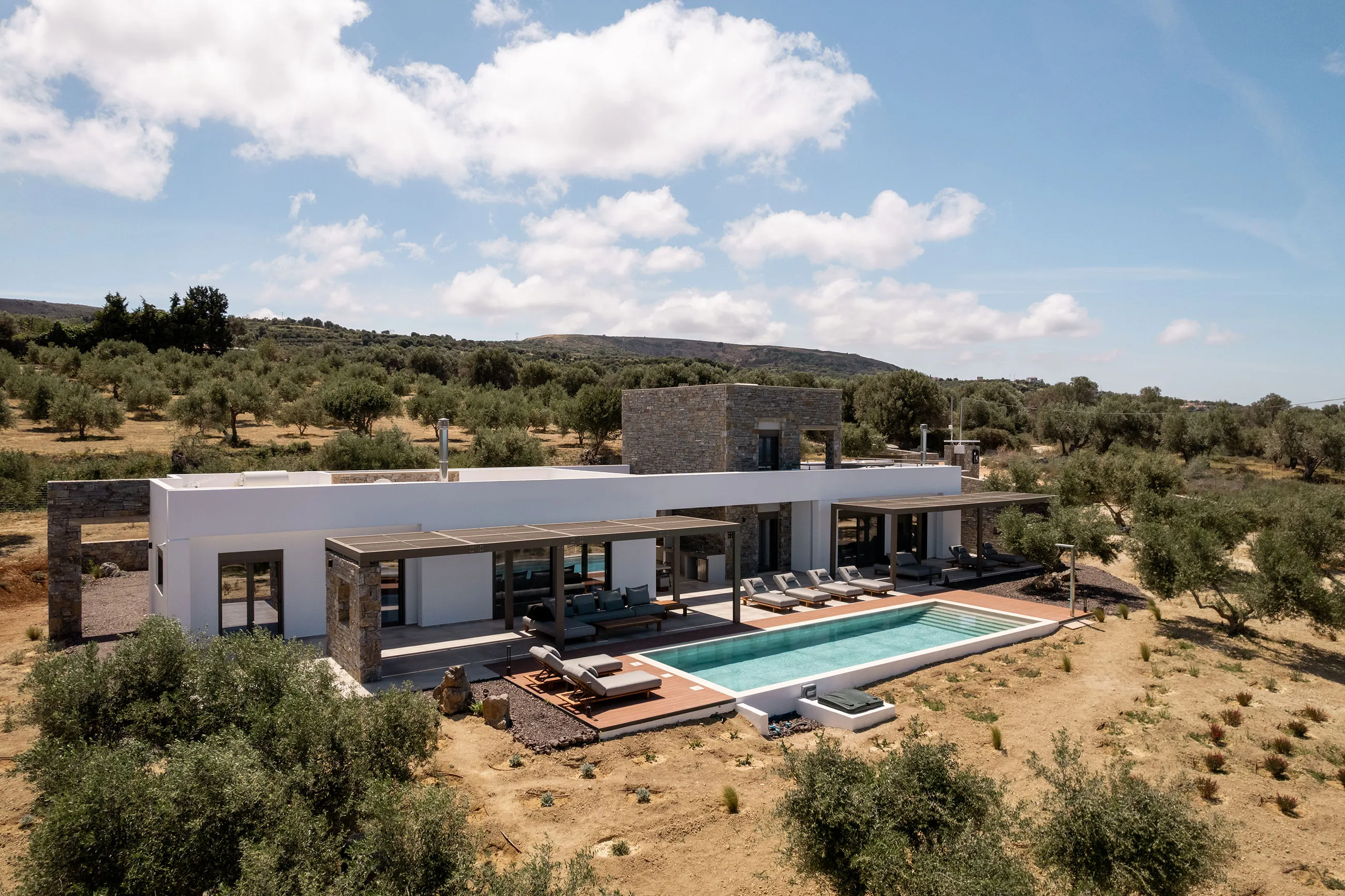 This two-building villa offers 2 kitchens, 2 living rooms, 2 dining areas, and 4 bedrooms that can comfortably accommodate up to 10 guests.