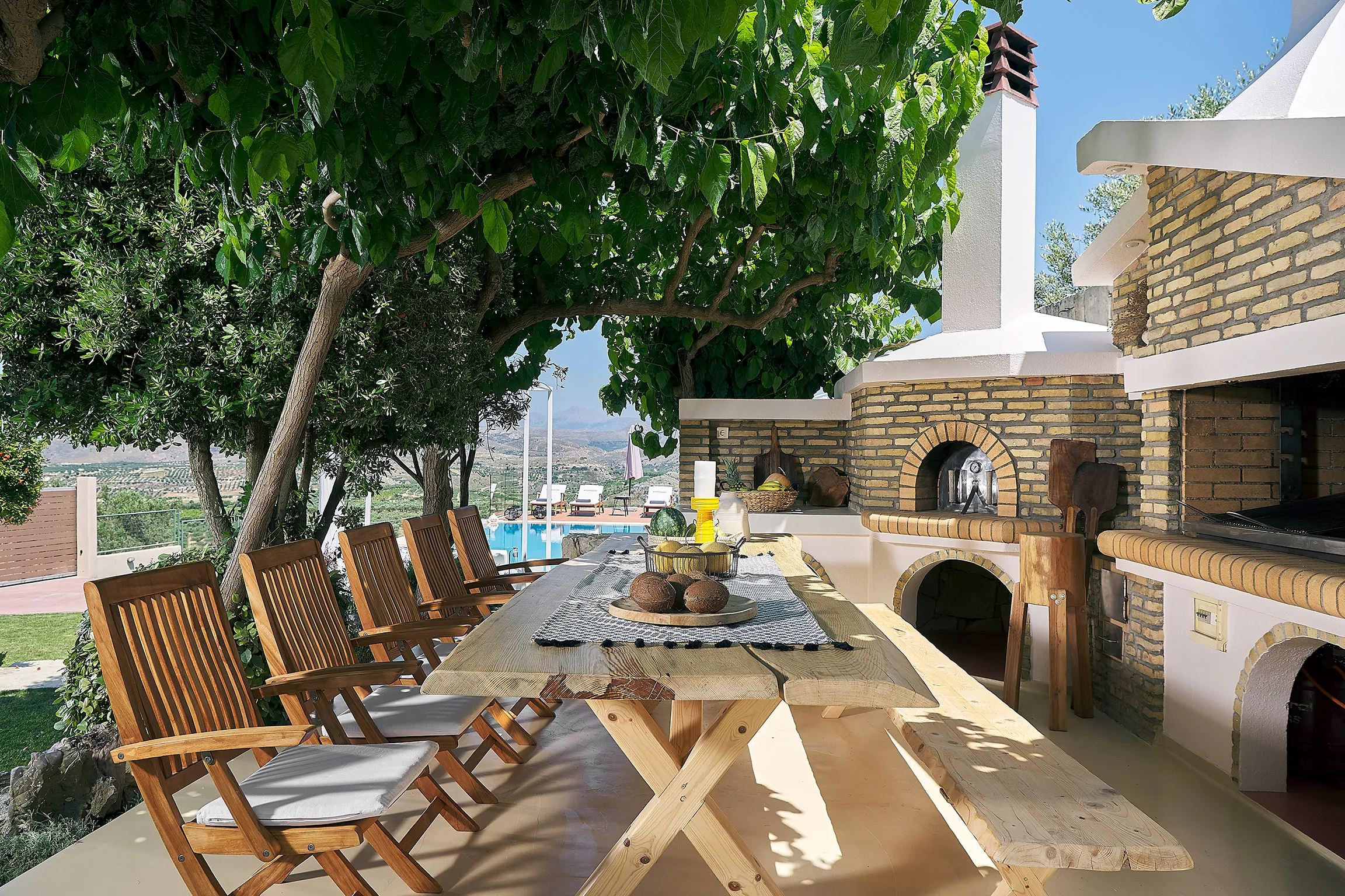 Fully equipped charcoal BBQ with wood oven, sink, gas hob & dining area.