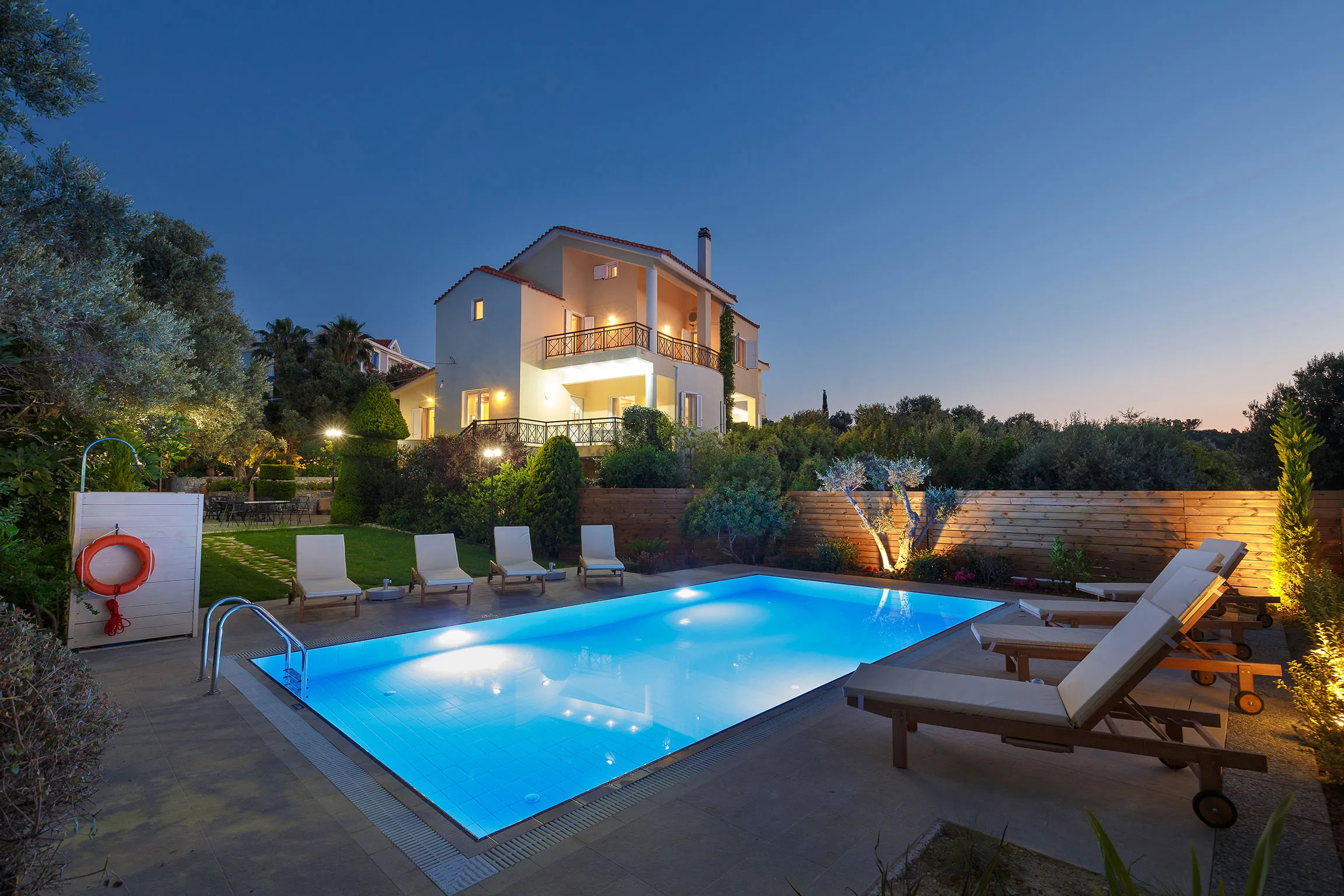 Located a couple of minutes drive away from the city of Rethymno & the beach!