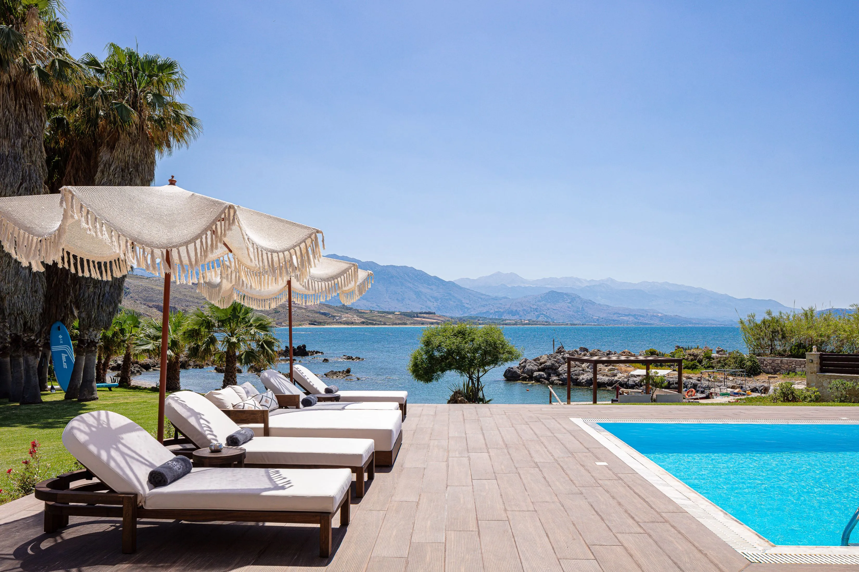 Crystal-clear pool by the beach: the perfect spot to soak up the sun and enjoy the ocean breeze.