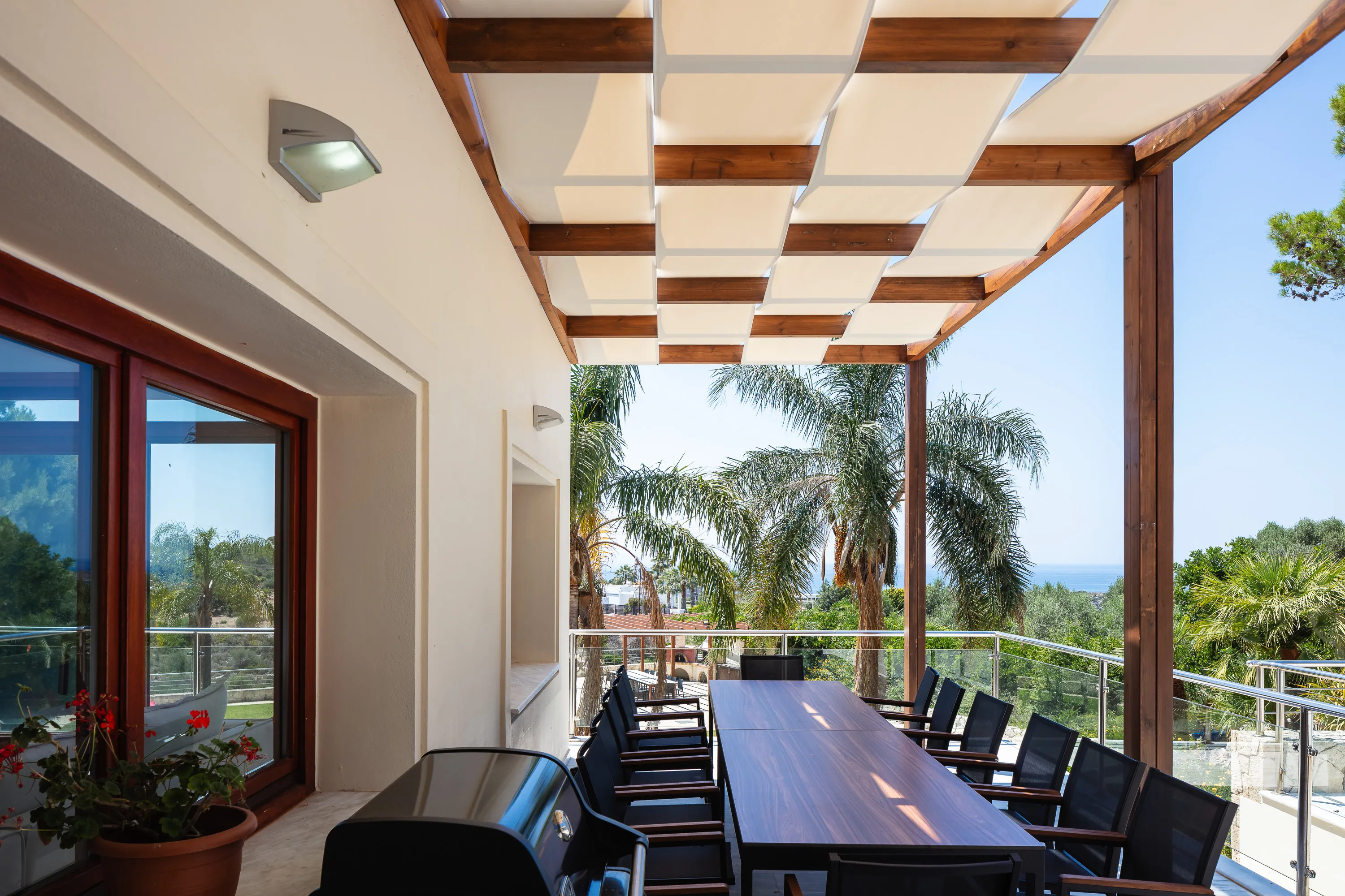 A second outdoor dining area that seats up to 14 guests.