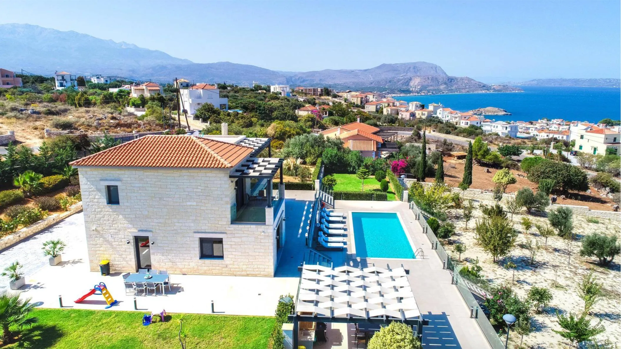 This villa is perfectly suited for families or large groups seeking both comfort and nature’s beauty