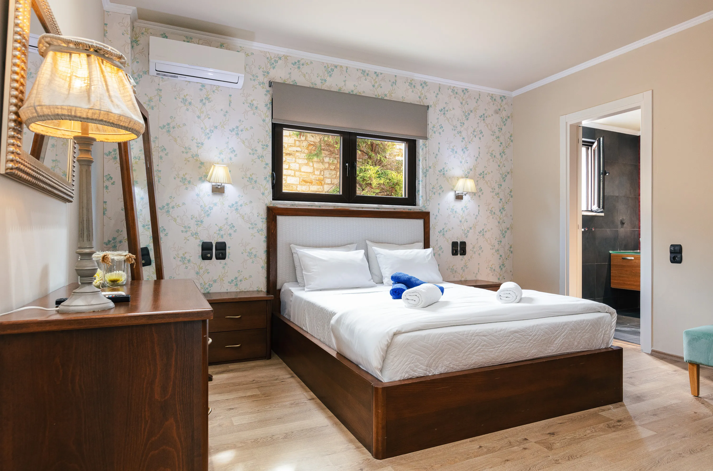 This bedroom features a queen size bed, and an en-suite bathroom, located on the ground floor