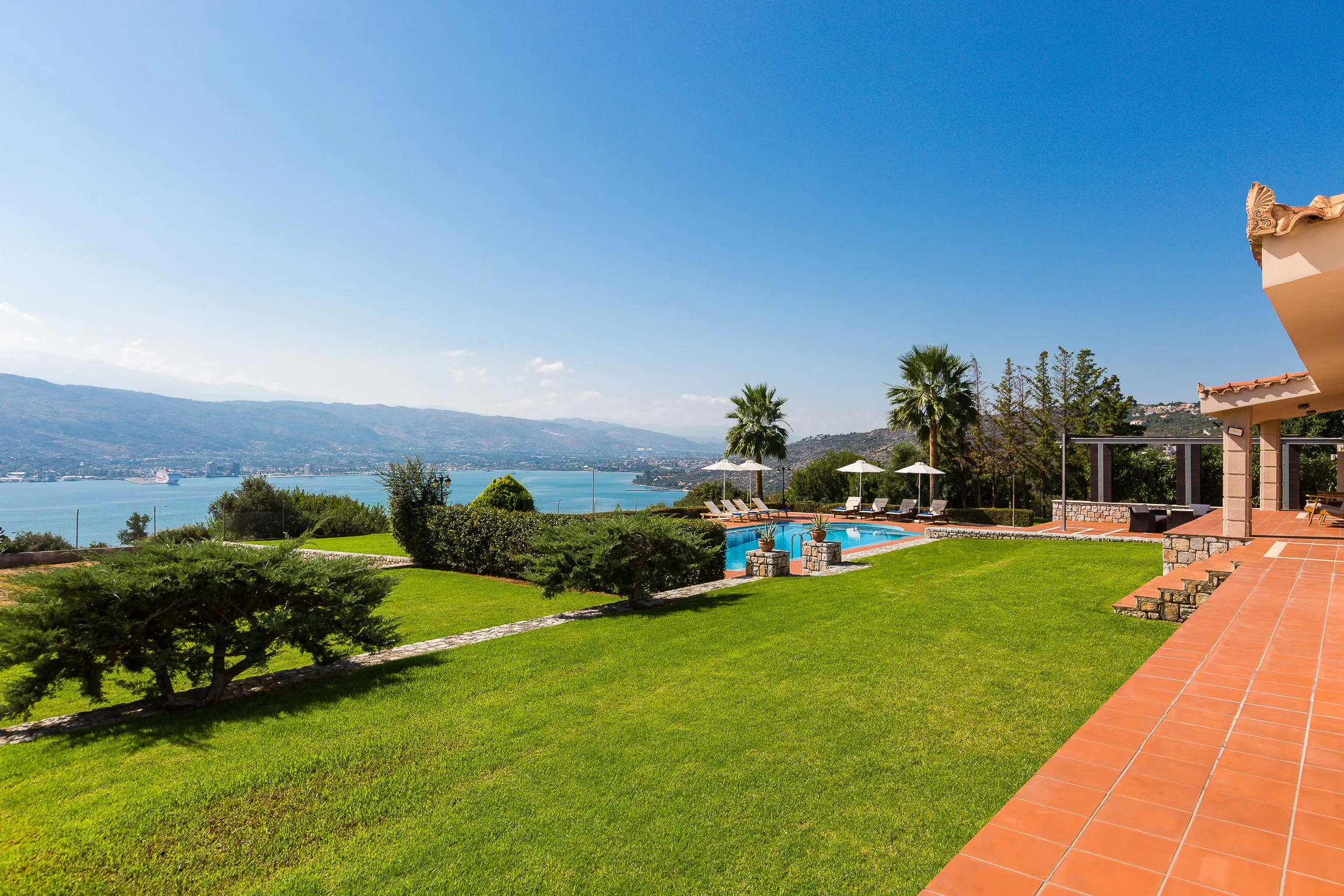 While offering privacy, the Villa is close to shops and restaurants.