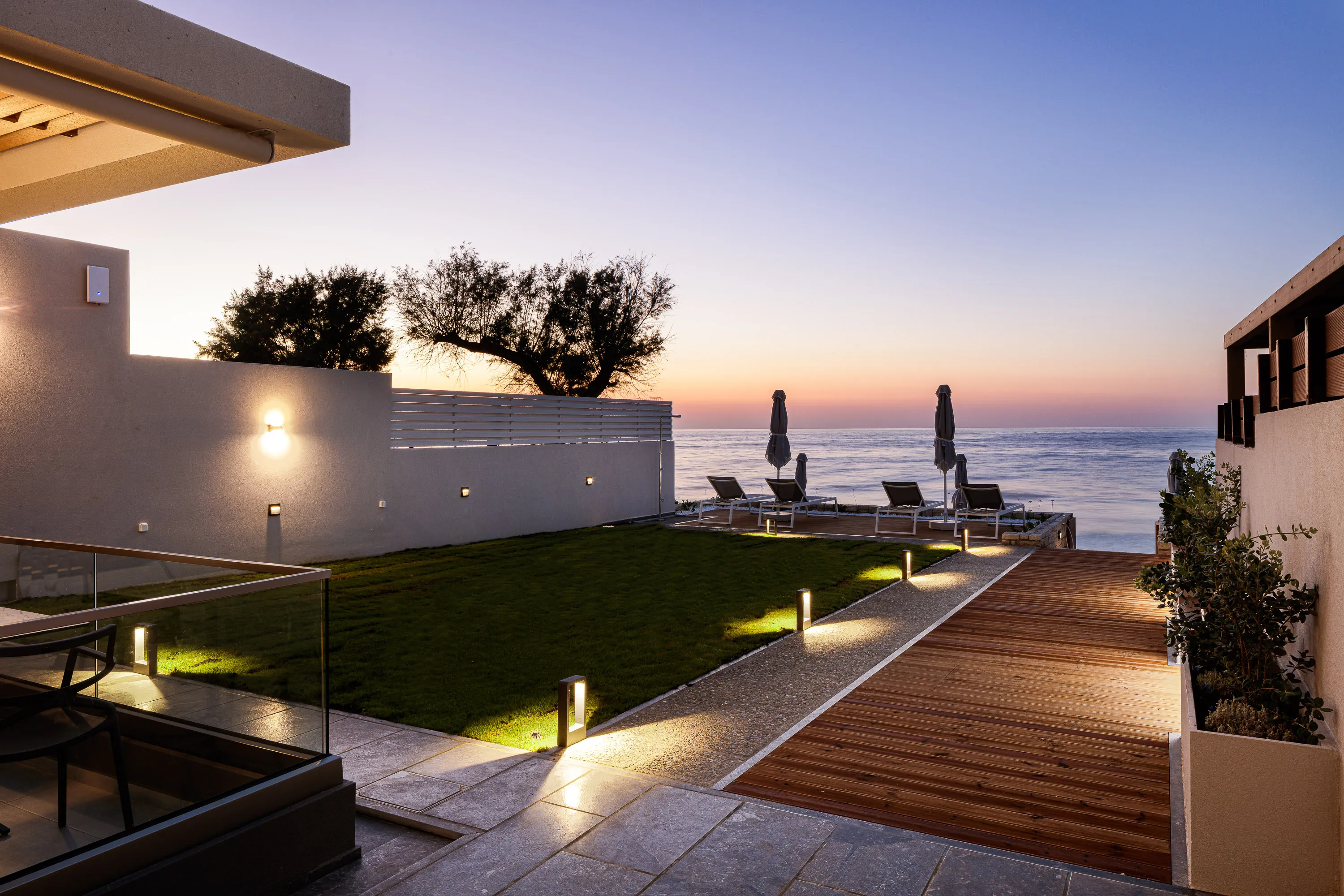 The outdoors area, with direct access to the beach