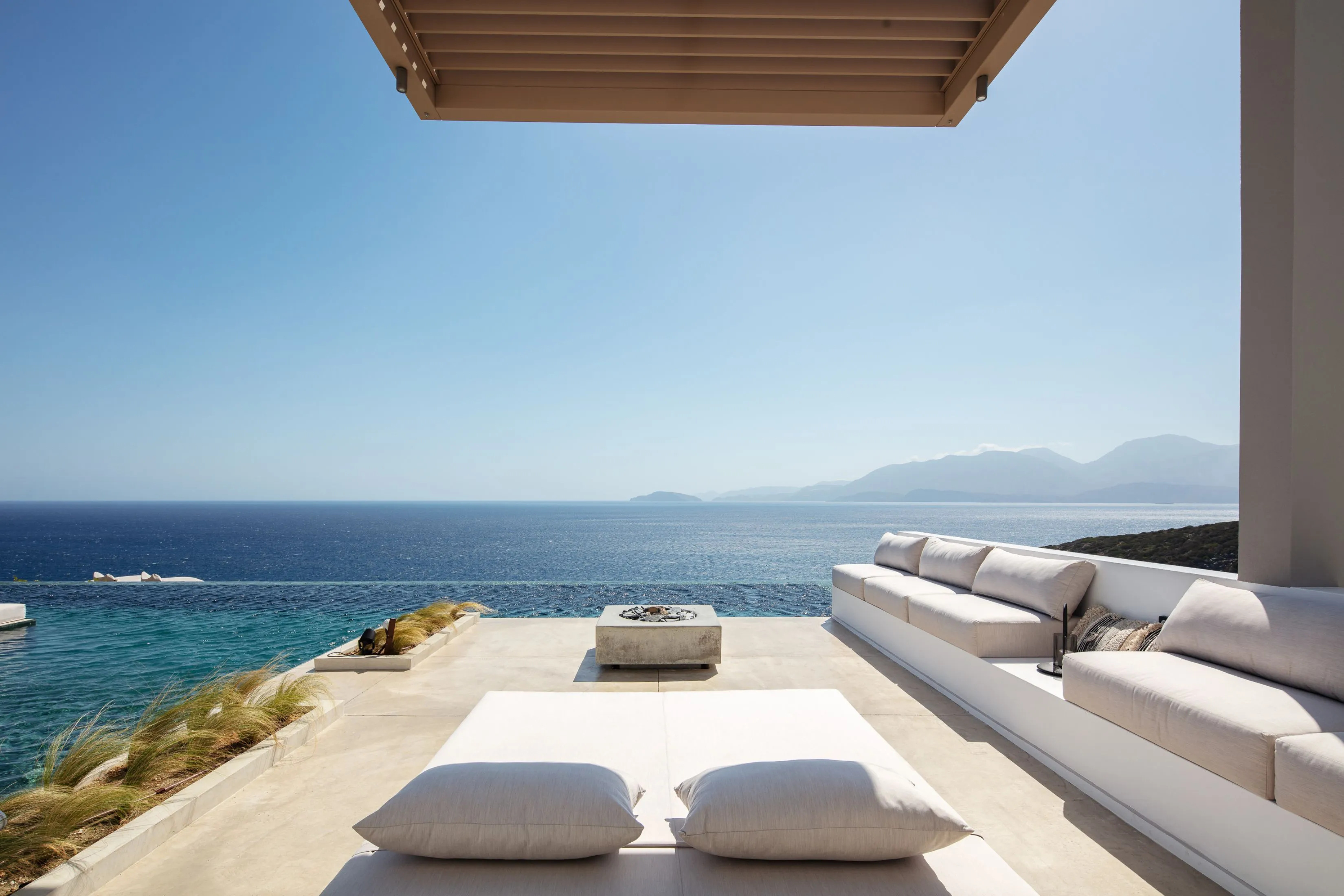 A 25m-long perfect infinity pool with slightly salty water that protects sensitive skin