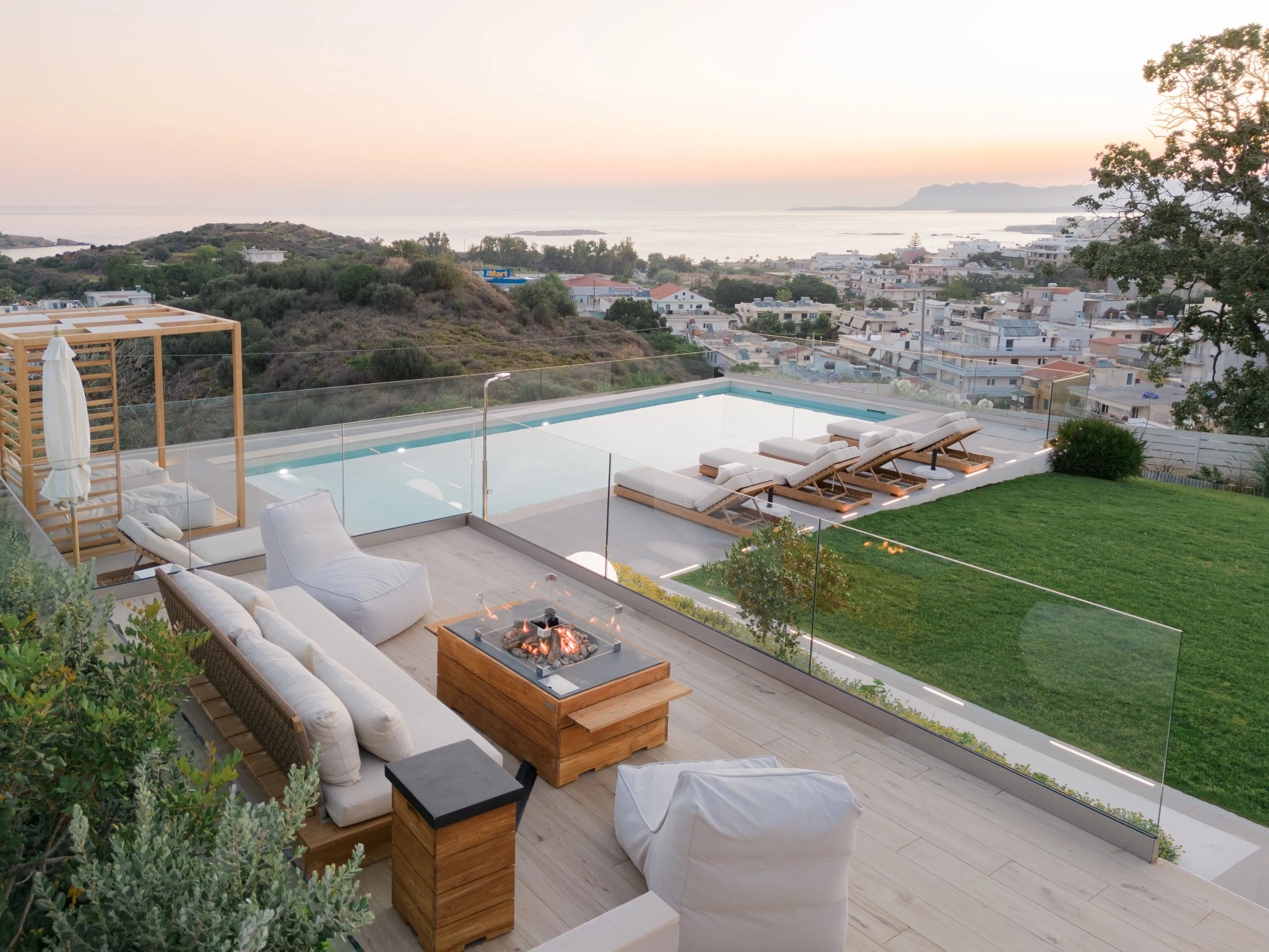 The cosy seating area next to the fire pit is perfect for relaxation!