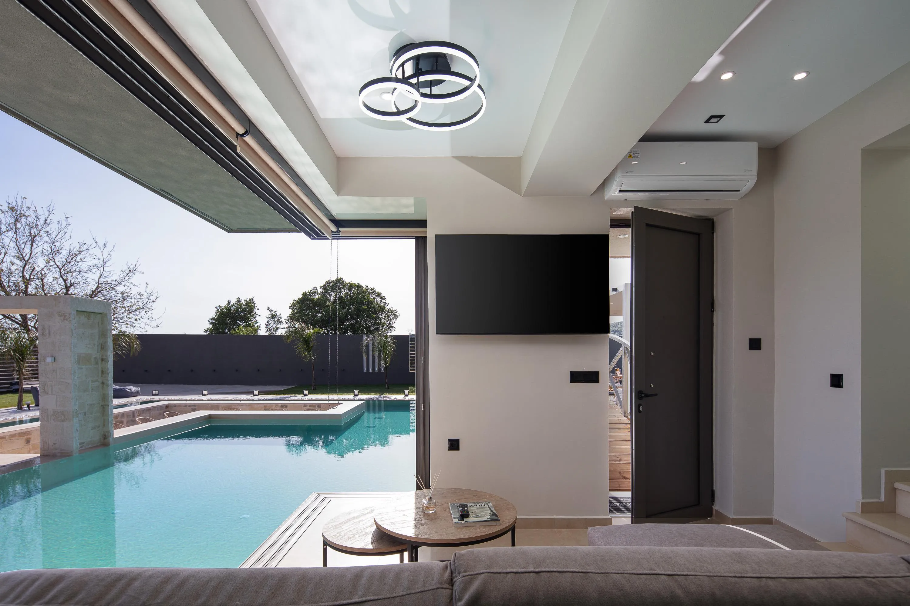 Living room area with direct access to the pool