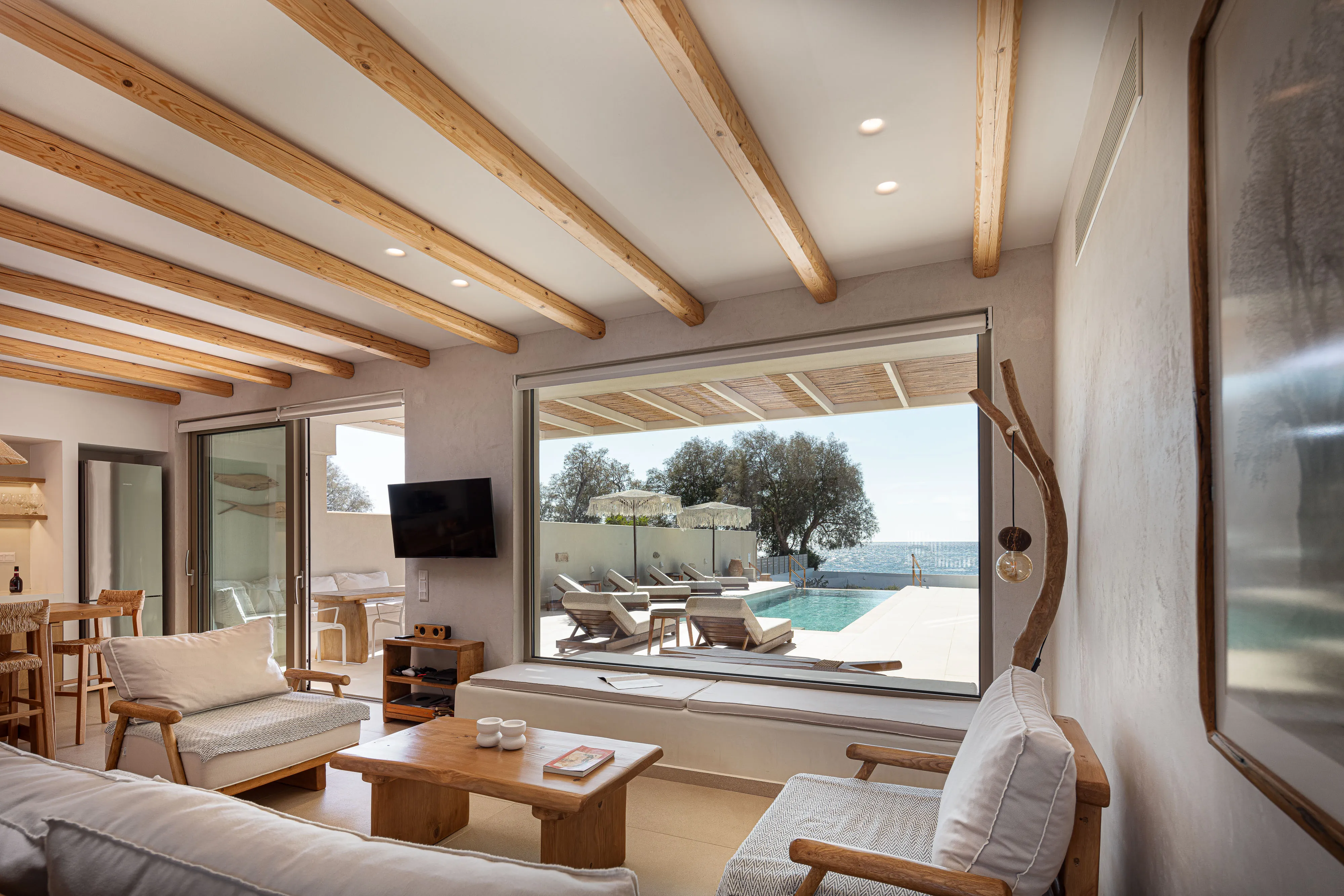 The seating area offers a 43’’ smart TV, PS4 console, board games and a bluetooth speaker.
