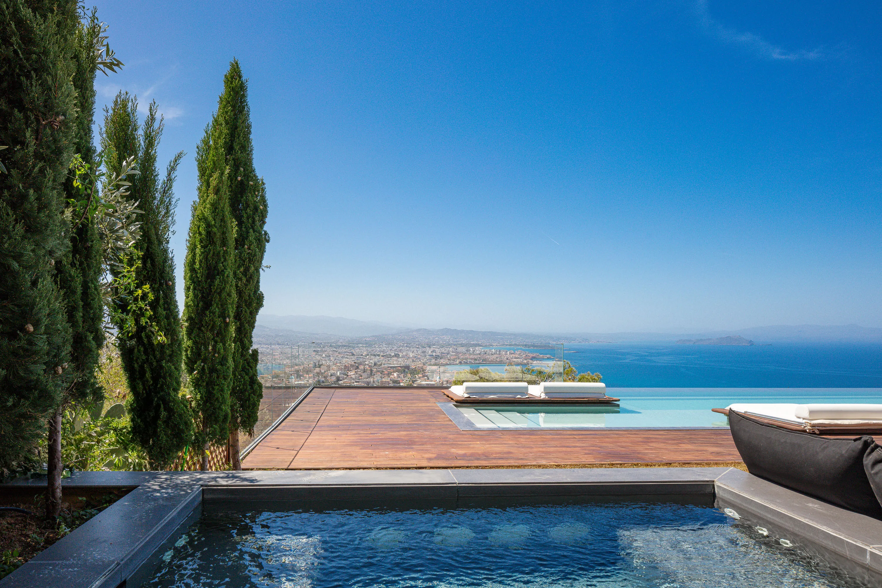 Relax in a 6 seater hot tub while admiring the stunning panoramic views