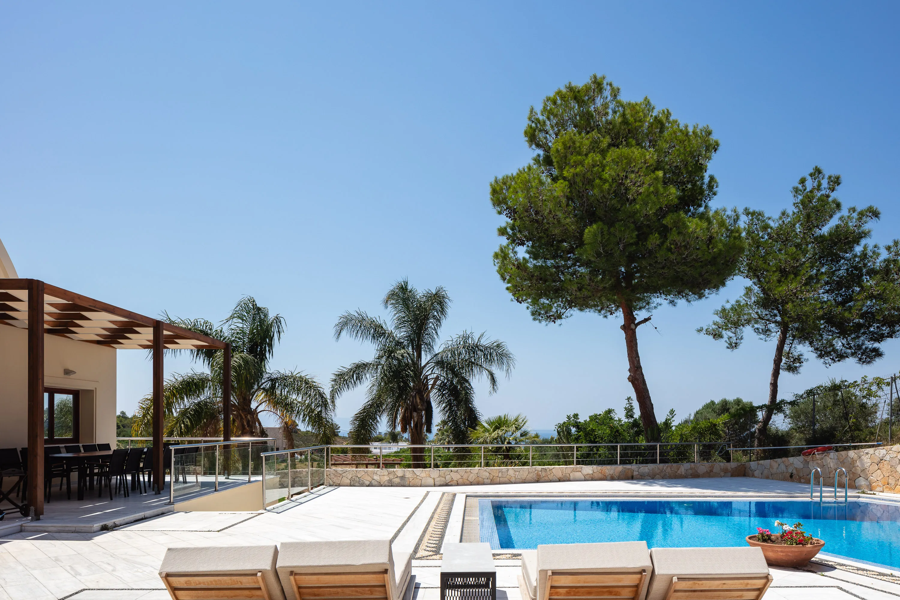 Two separate villas allow autonomy, while 3500m2 of outdoor space offer the perfect social spots to create amazing memories.