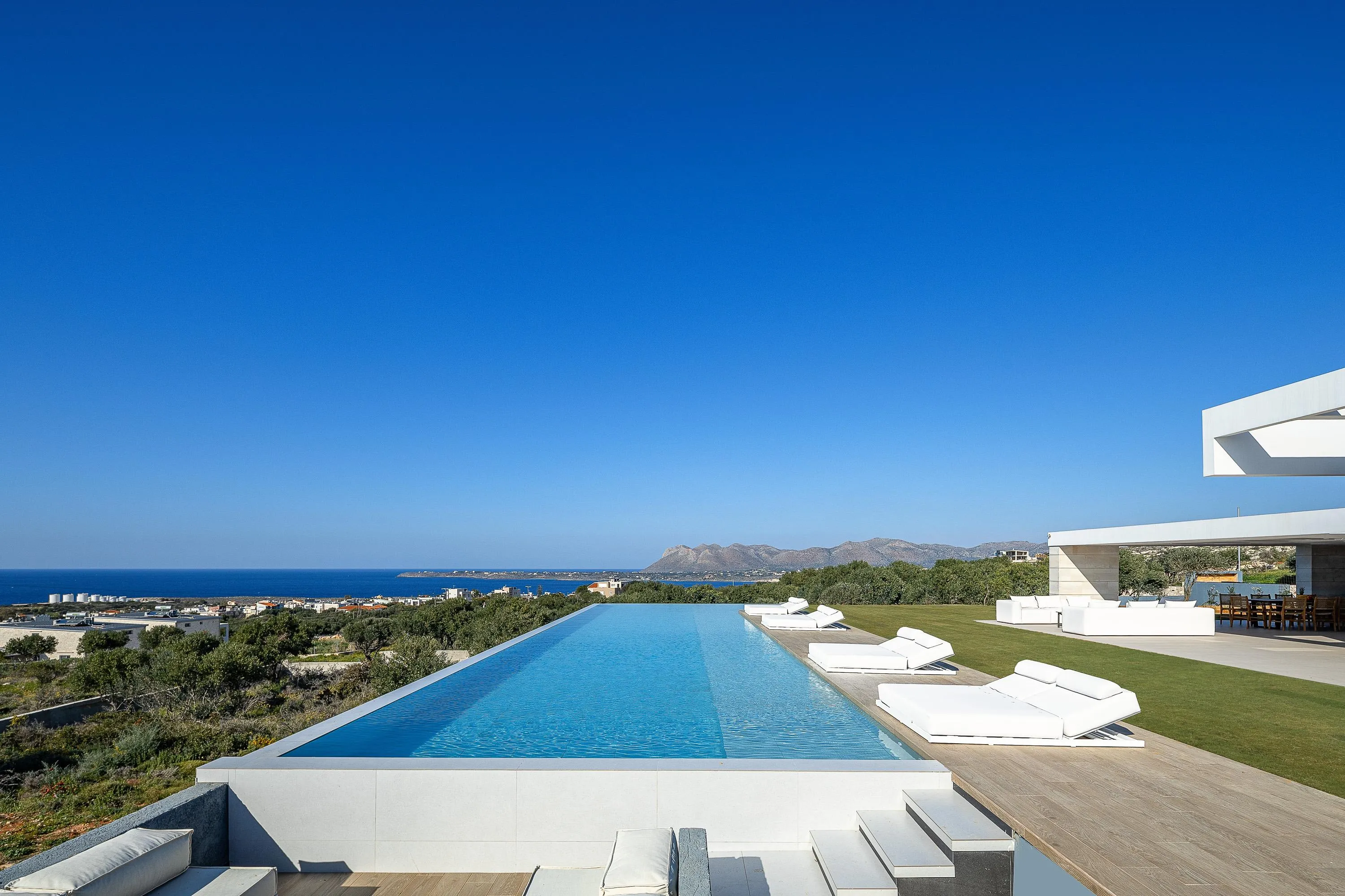 Perched on the outskirts of Agios Onoufrios in Chania, Oliva D’oro Villa offers a stunning blend of sea and mountain scenery